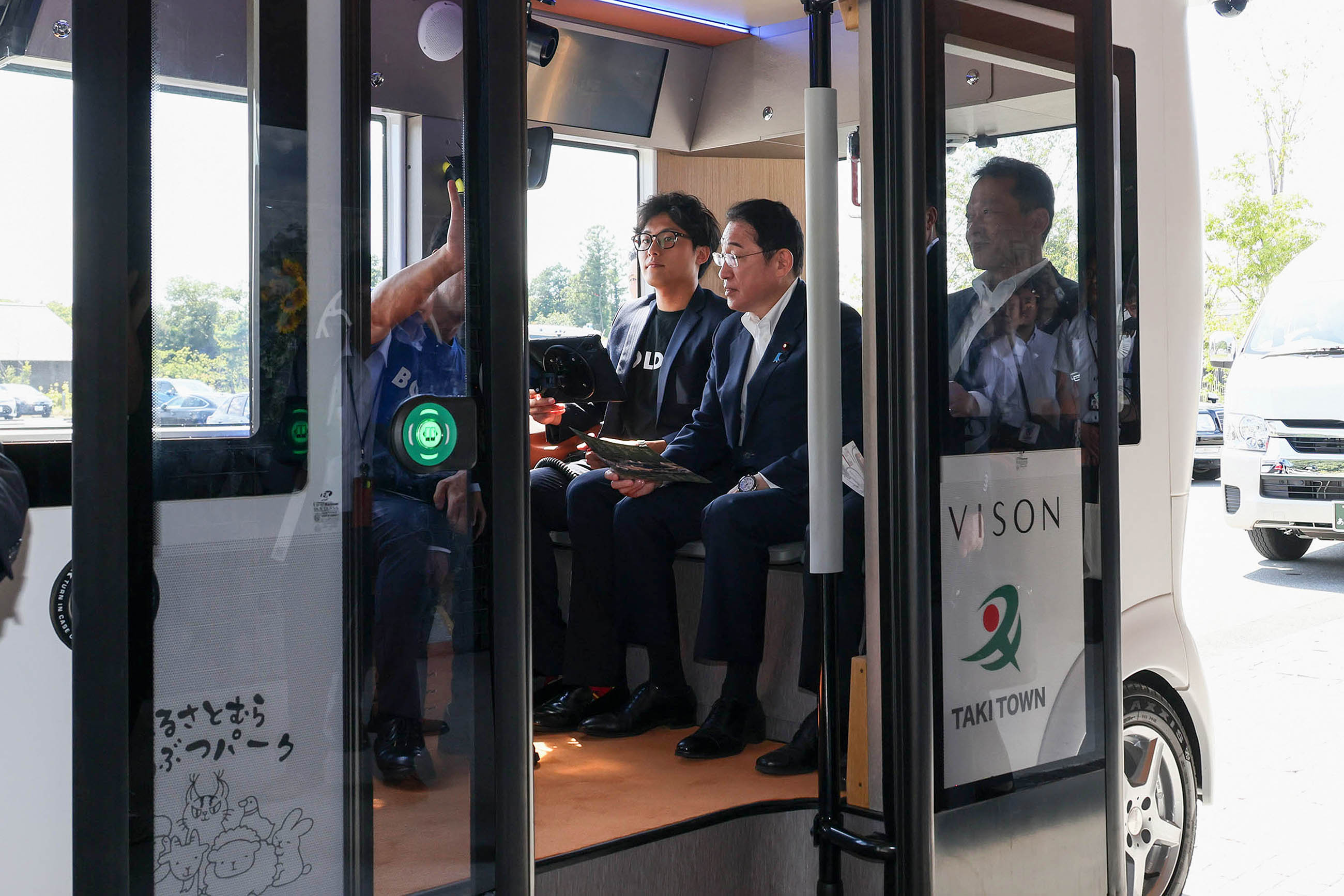 Prime Minister Kishida taking a test ride of MiCa, a self-driving vehicle (2)