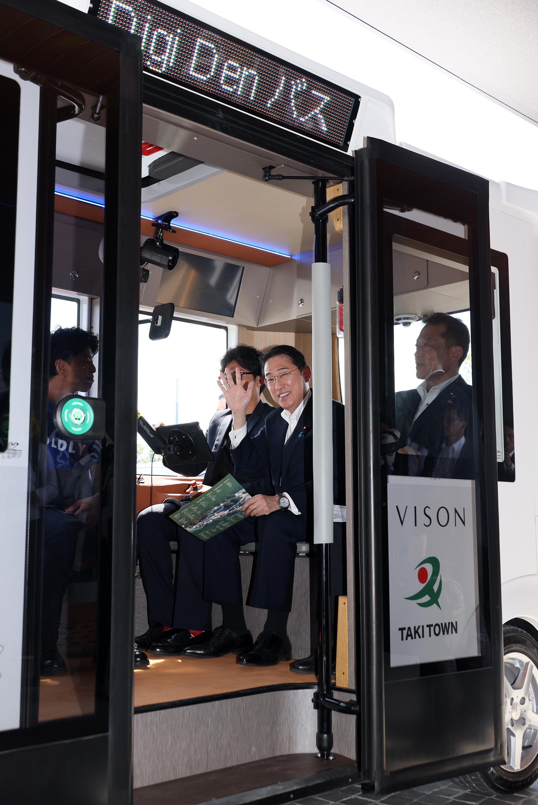 Prime Minister Kishida taking a test ride of MiCa, a self-driving vehicle (3)