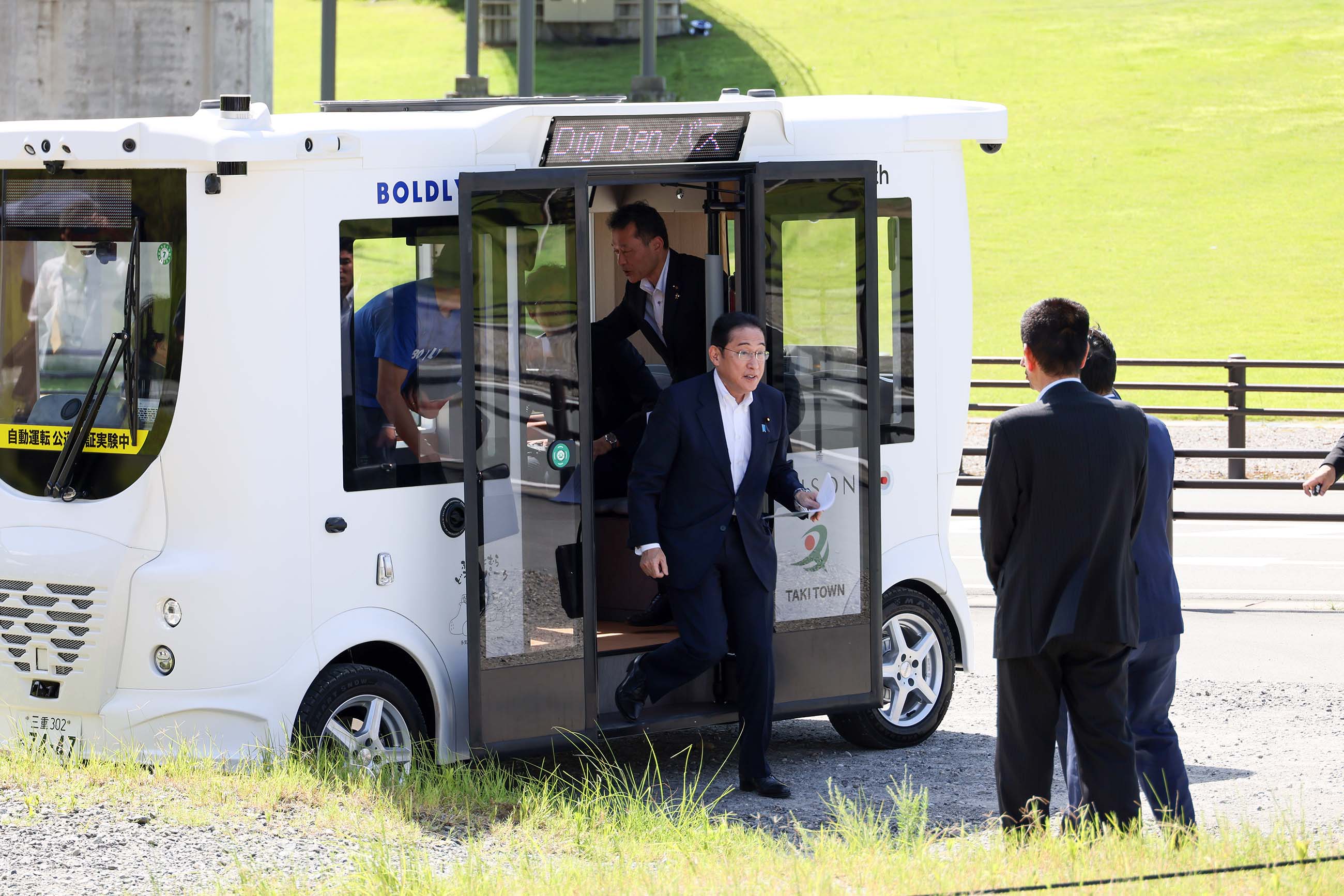 Prime Minister Kishida taking a test ride of MiCa, a self-driving vehicle (4)