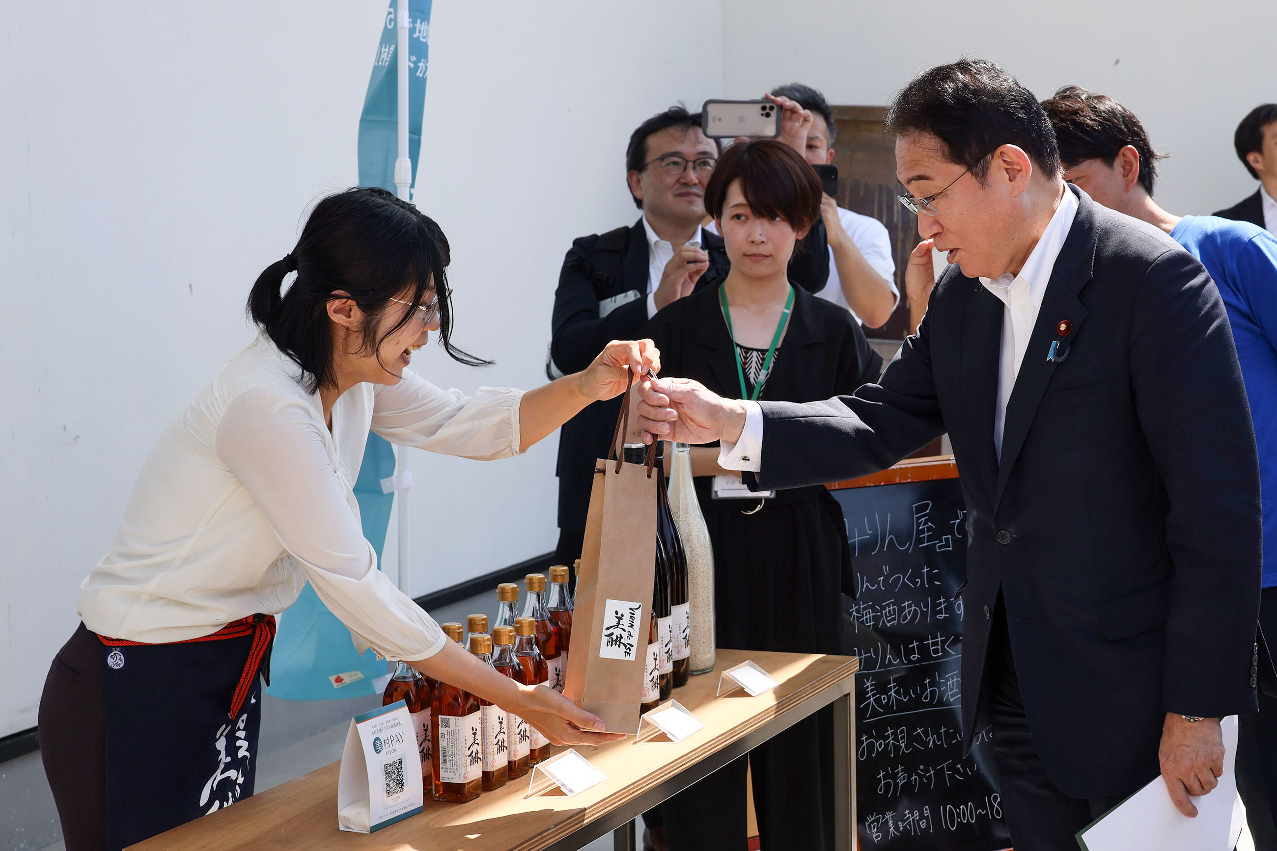 Prime Minister Kishida purchasing mirin and Ise-takuan with local currency VISON pay (1)