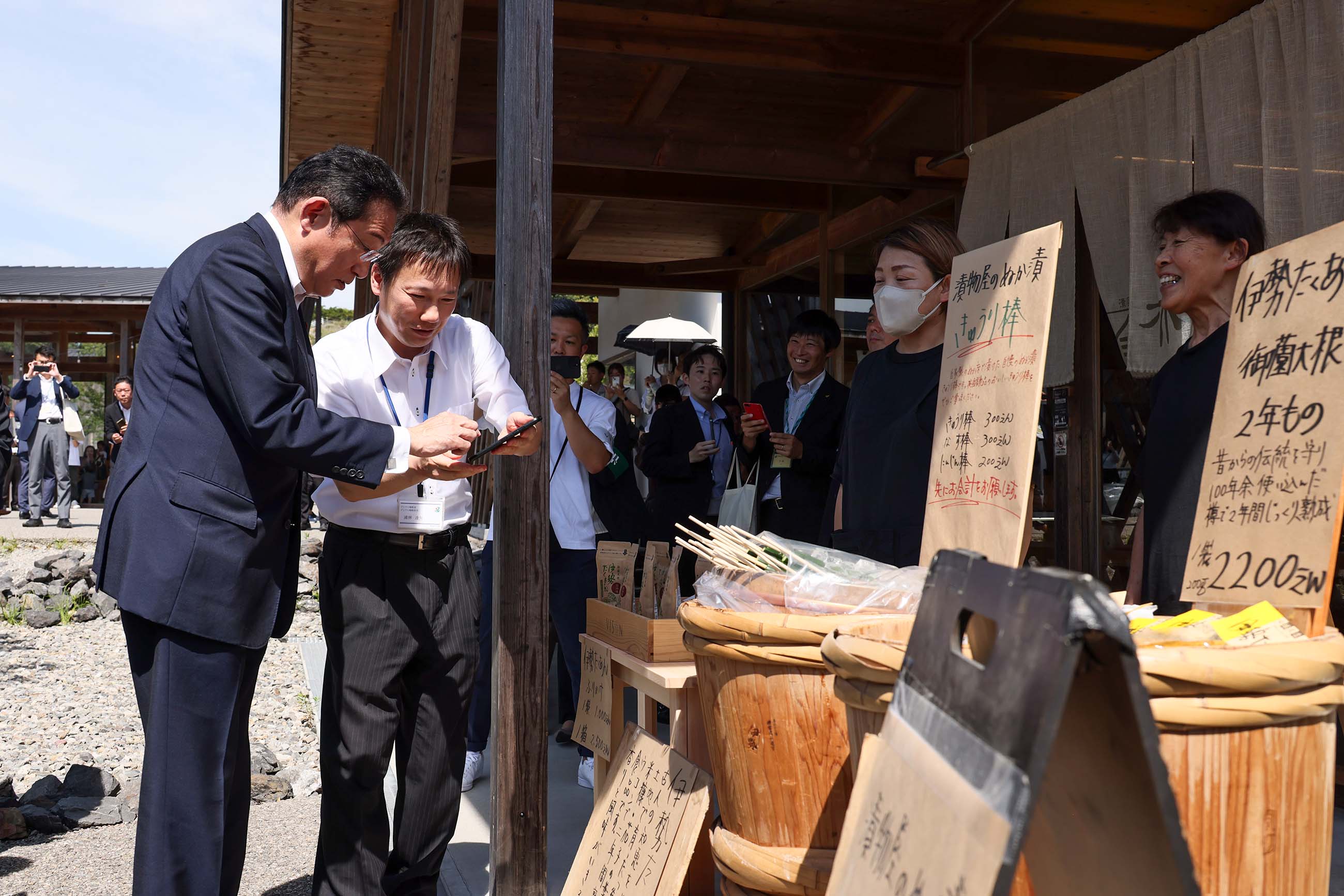 Prime Minister Kishida purchasing mirin and Ise-takuan with local currency VISON pay (3)