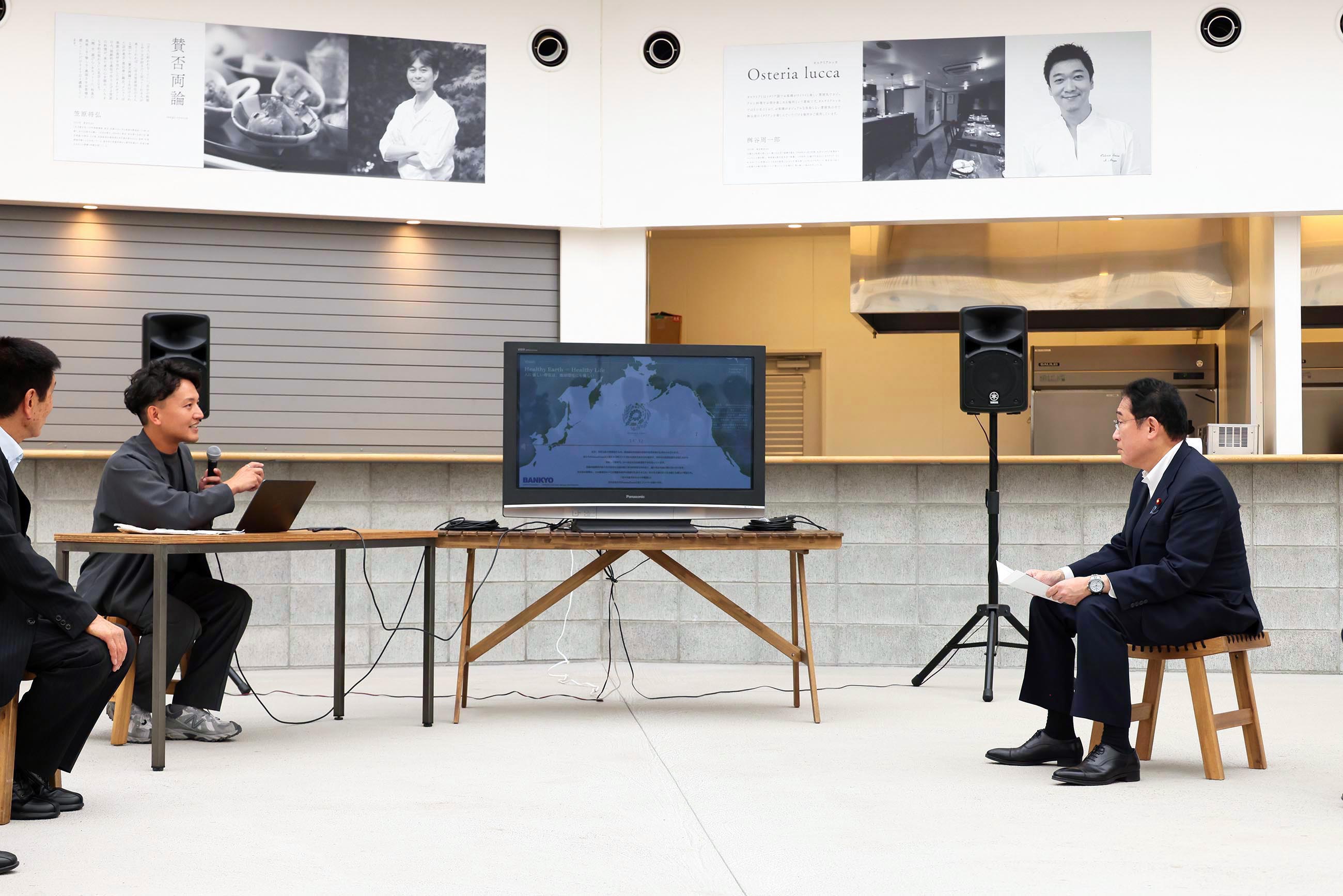 Prime Minister Kishida receiving a briefing on the initiatives taken by a local advanced agricultural startup (1)