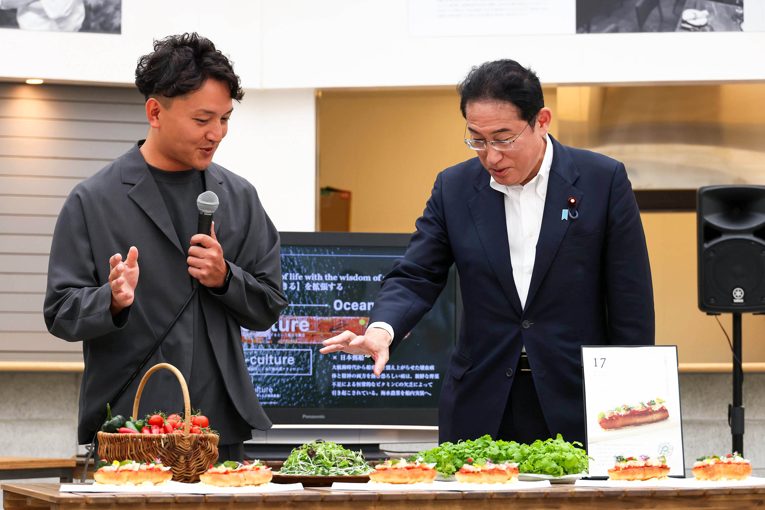 Prime Minister Kishida receiving a briefing on the initiatives taken by a local advanced agricultural startup (2)