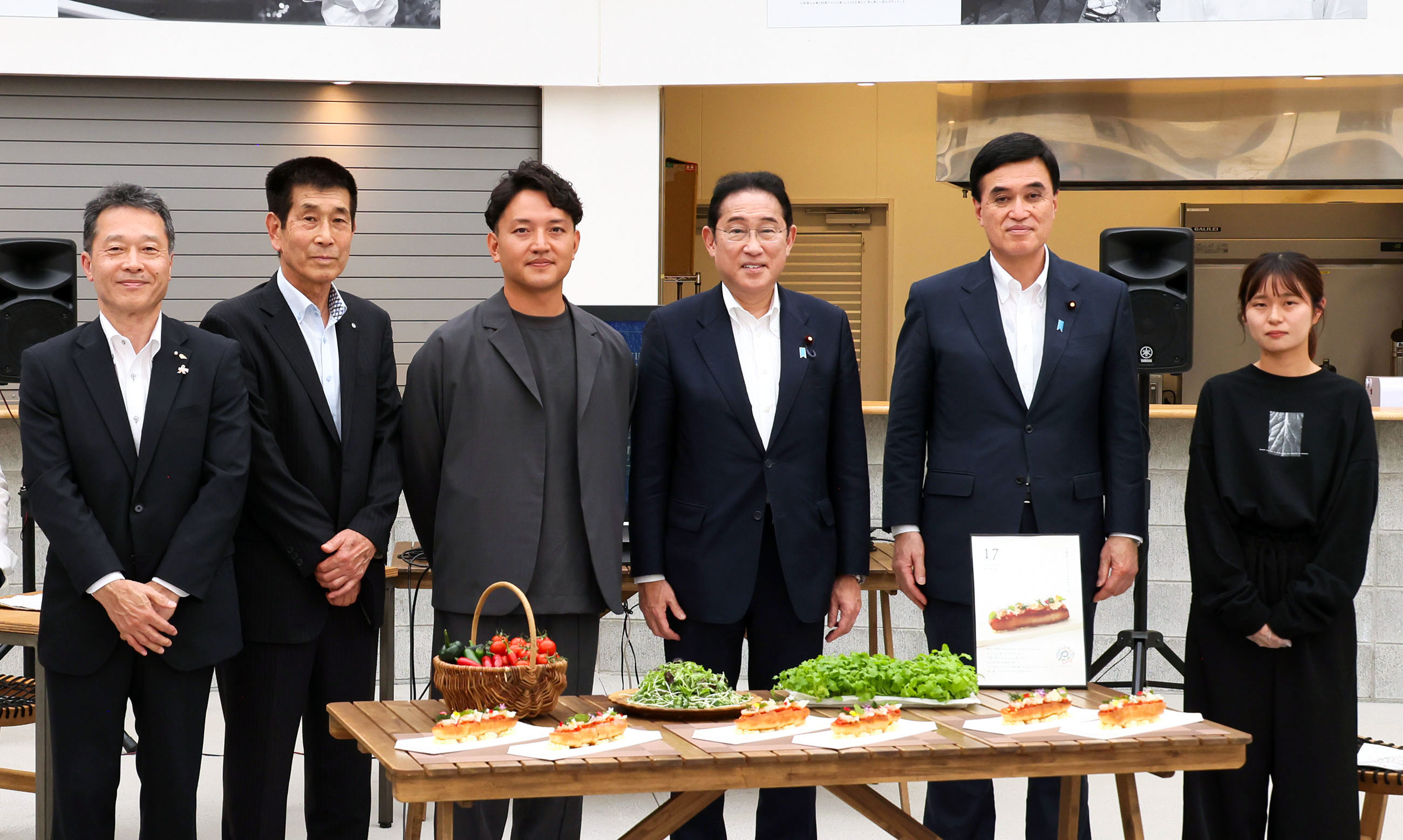 Prime Minister Kishida receiving a briefing on the initiatives taken by a local advanced agricultural startup (3)