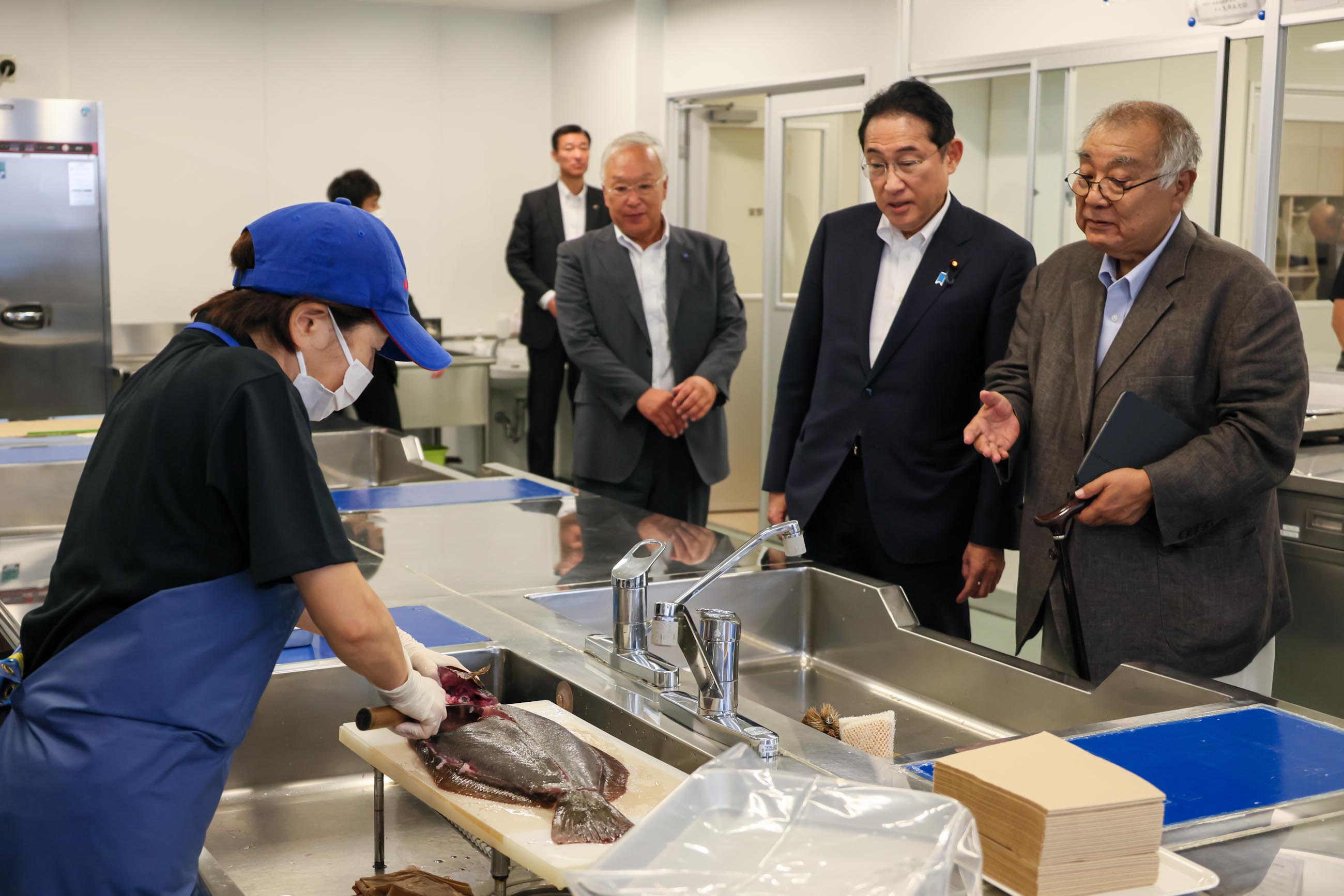 Prime Minister Kishida visiting the Onahama fish market (2)