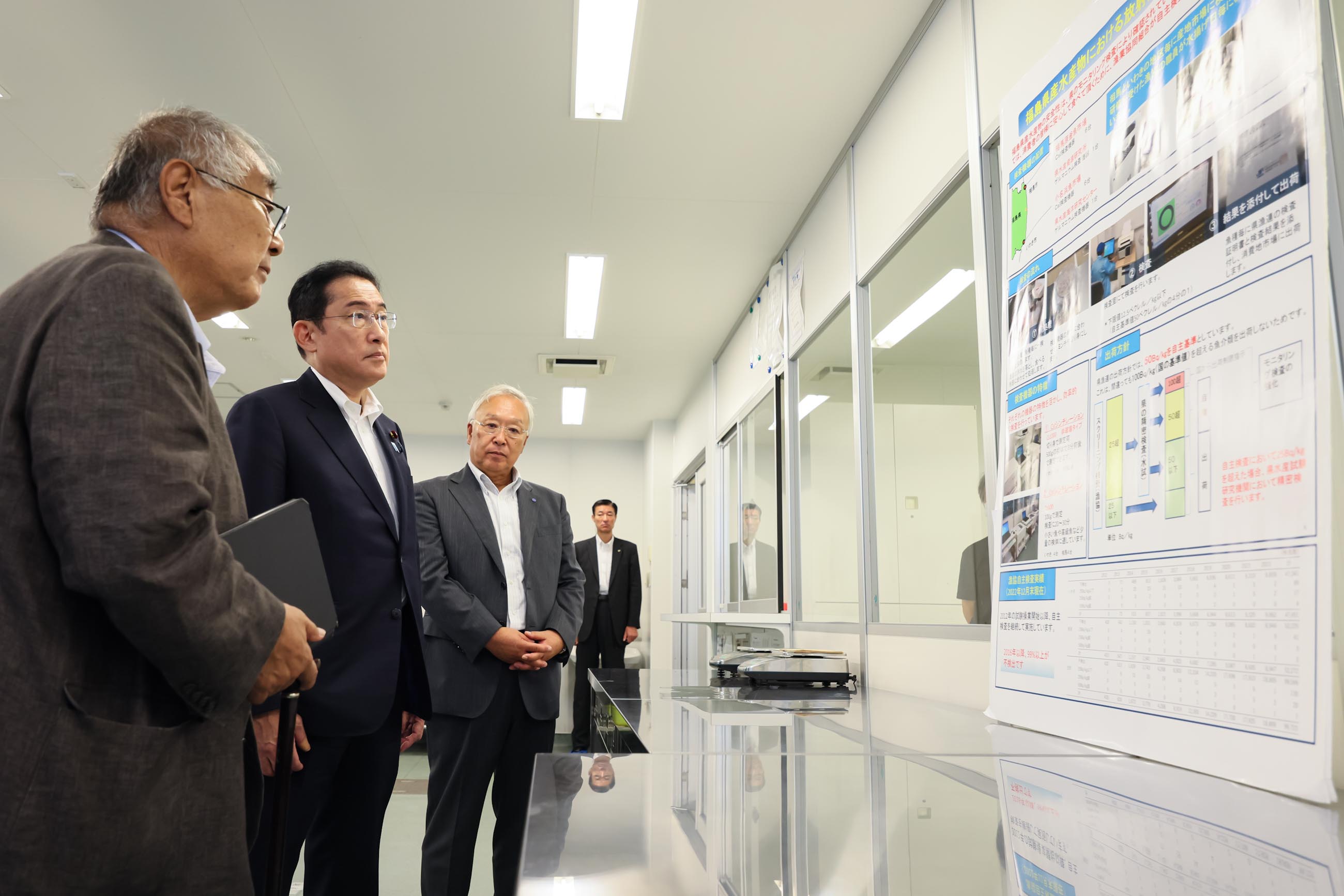 Prime Minister Kishida visiting the Onahama fish market (4)