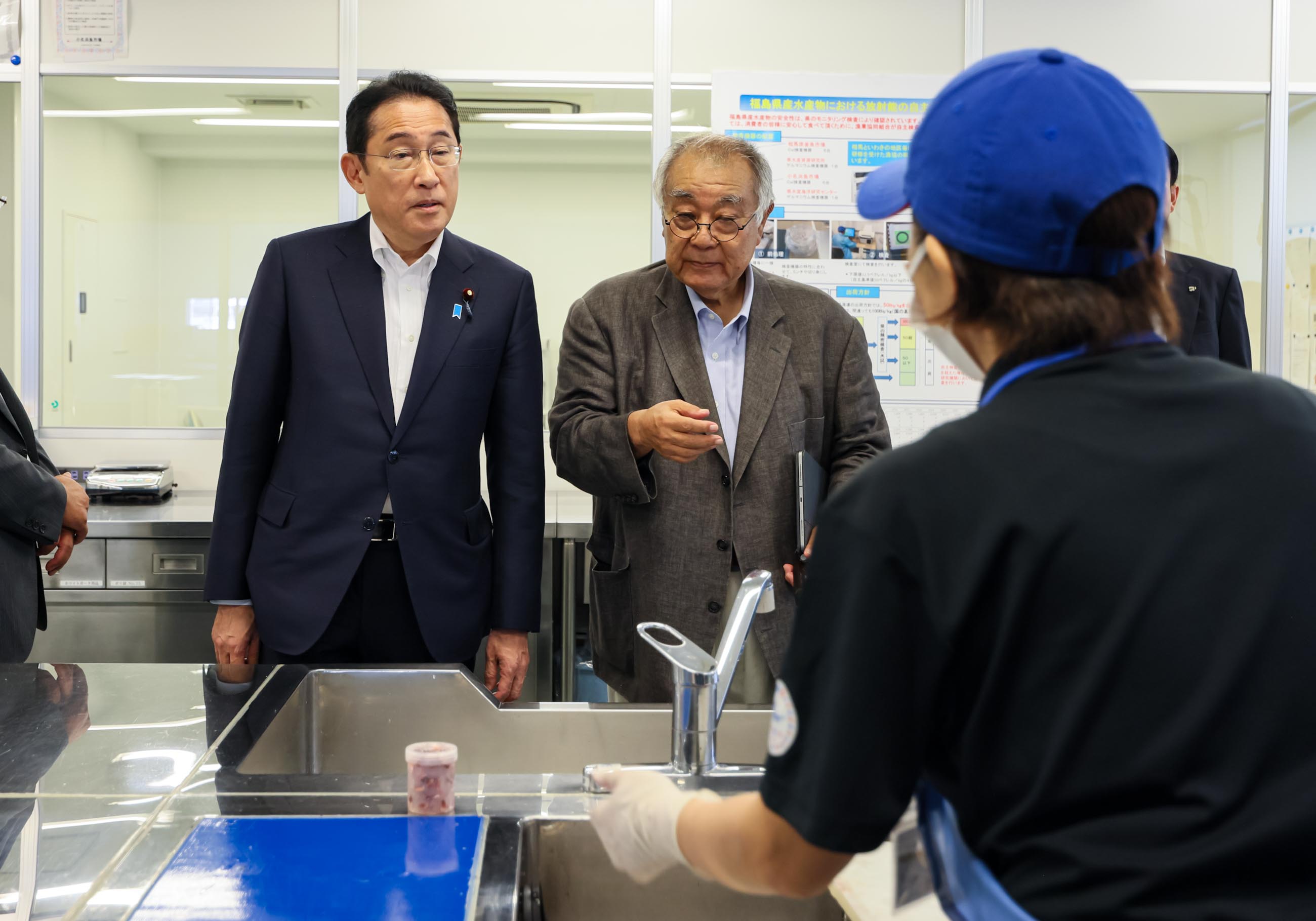 Prime Minister Kishida visiting the Onahama fish market (5)