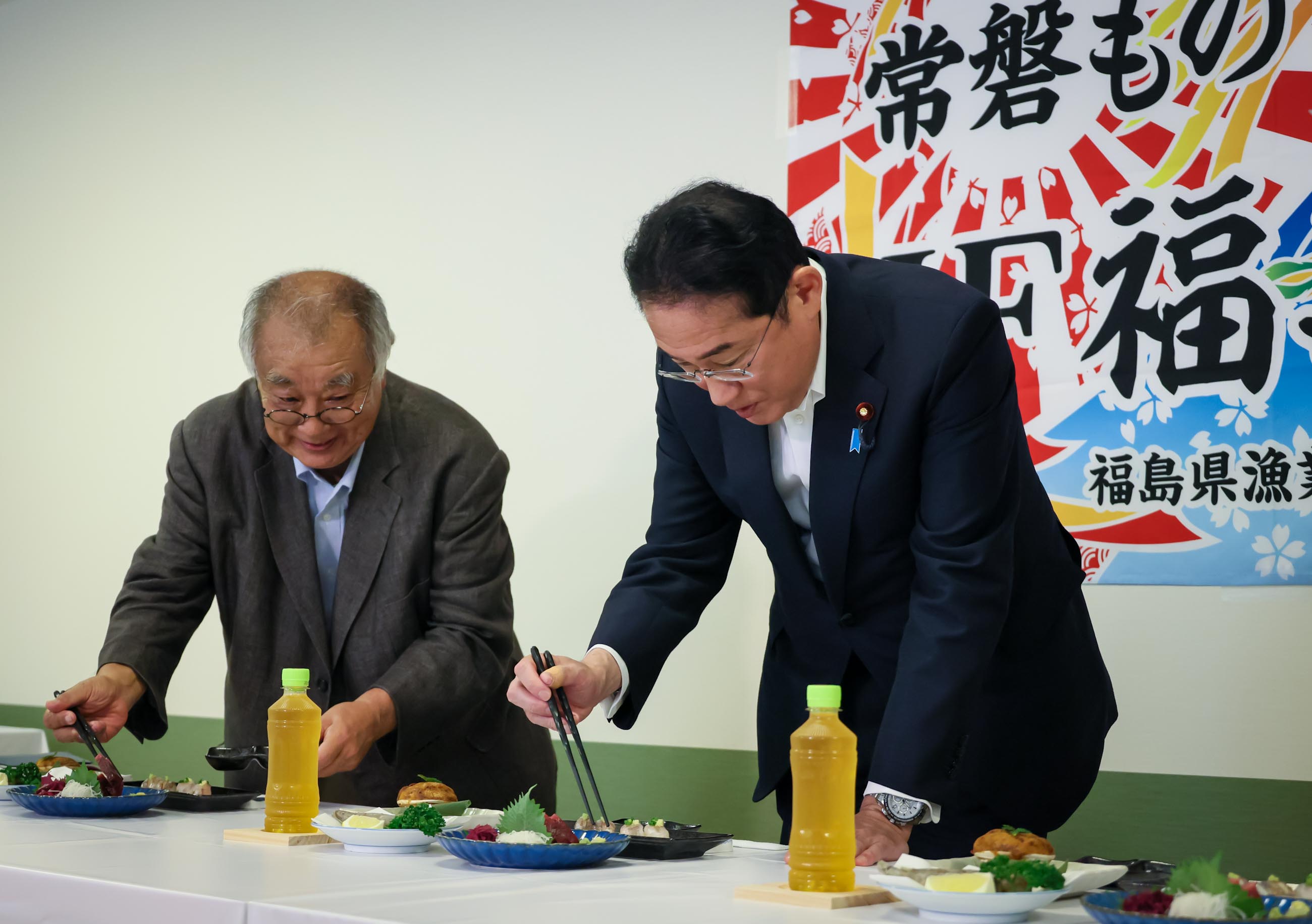 Prime Minister Kishida visiting the Onahama fish market (6)