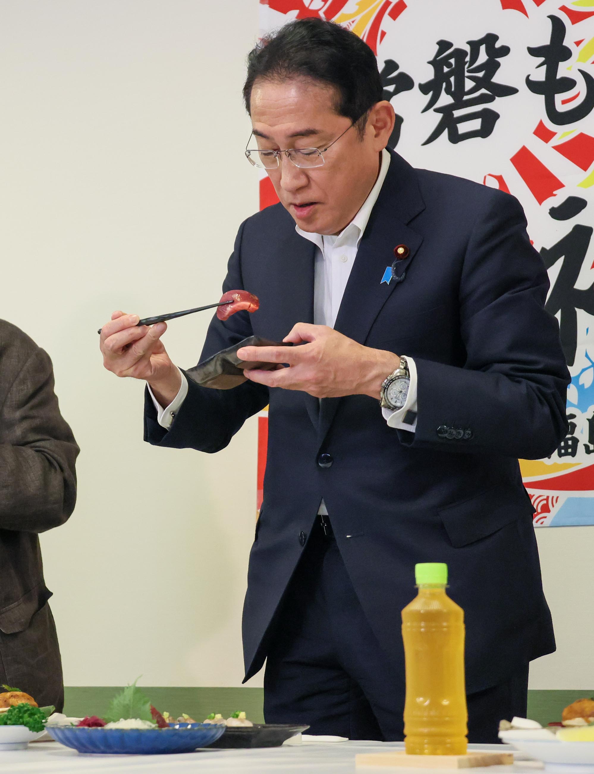 Prime Minister Kishida visiting the Onahama fish market (7)