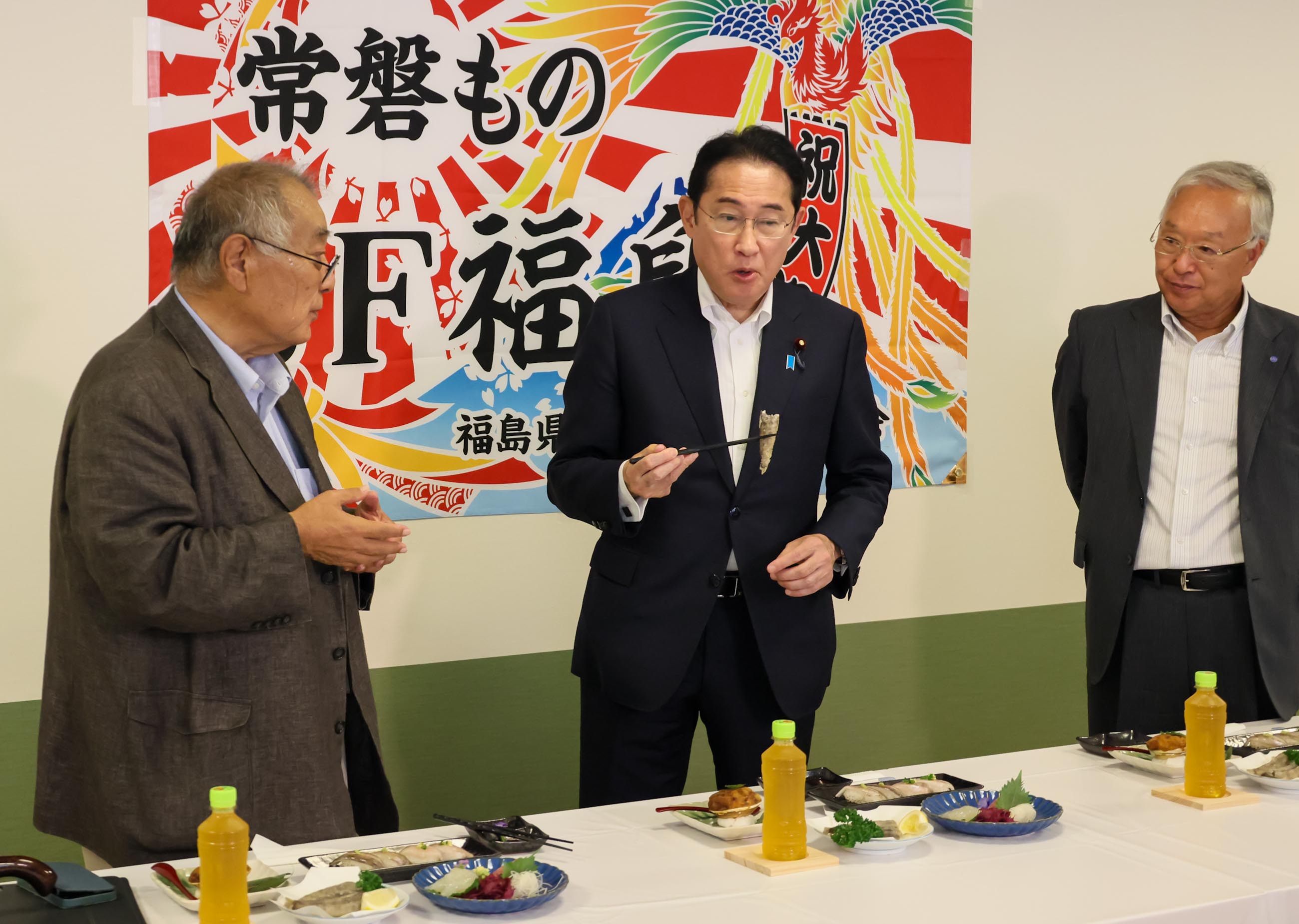 Prime Minister Kishida visiting the Onahama fish market (8)