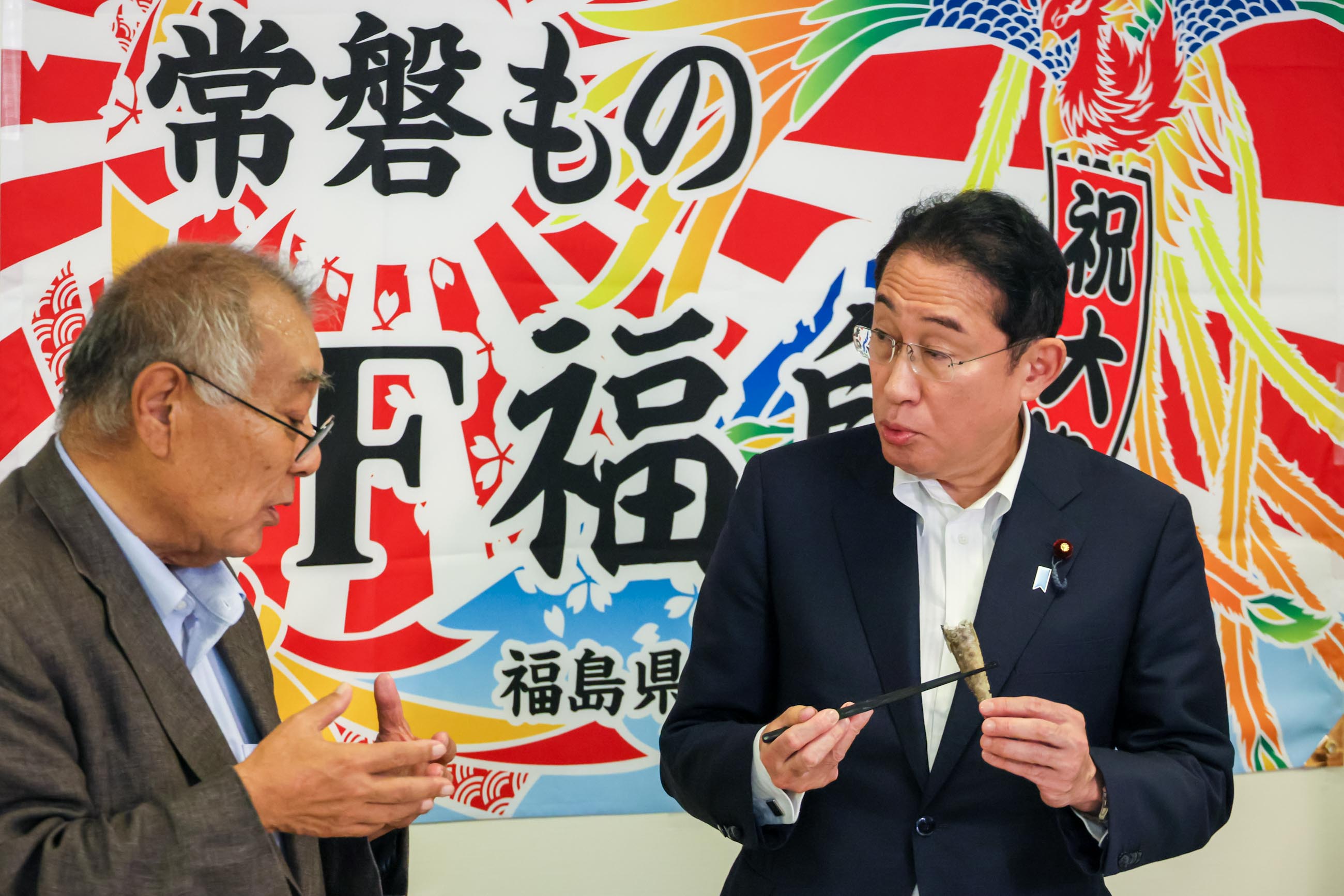 Prime Minister Kishida visiting the Onahama fish market (9)