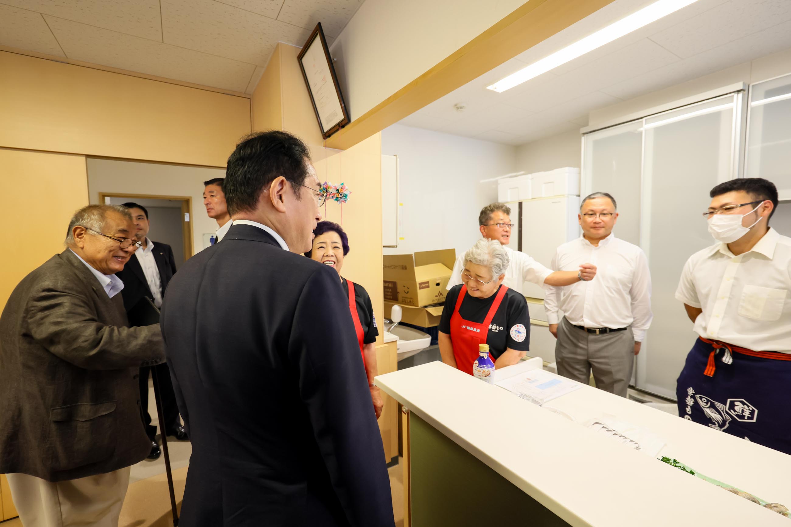 Prime Minister Kishida visiting the Onahama fish market (10)