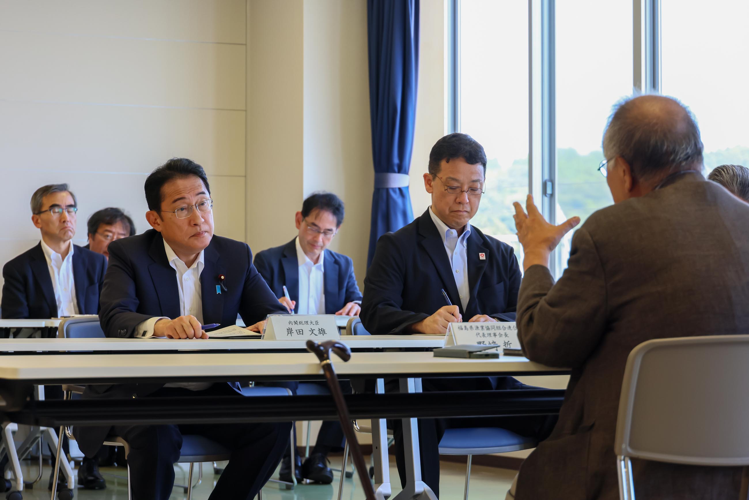 Prime Minister Kishida exchanging views with Mr. Tetsu Nozaki, Chairperson of the Fukushima Prefectural Federation of Fisheries Cooperative Associations (2)