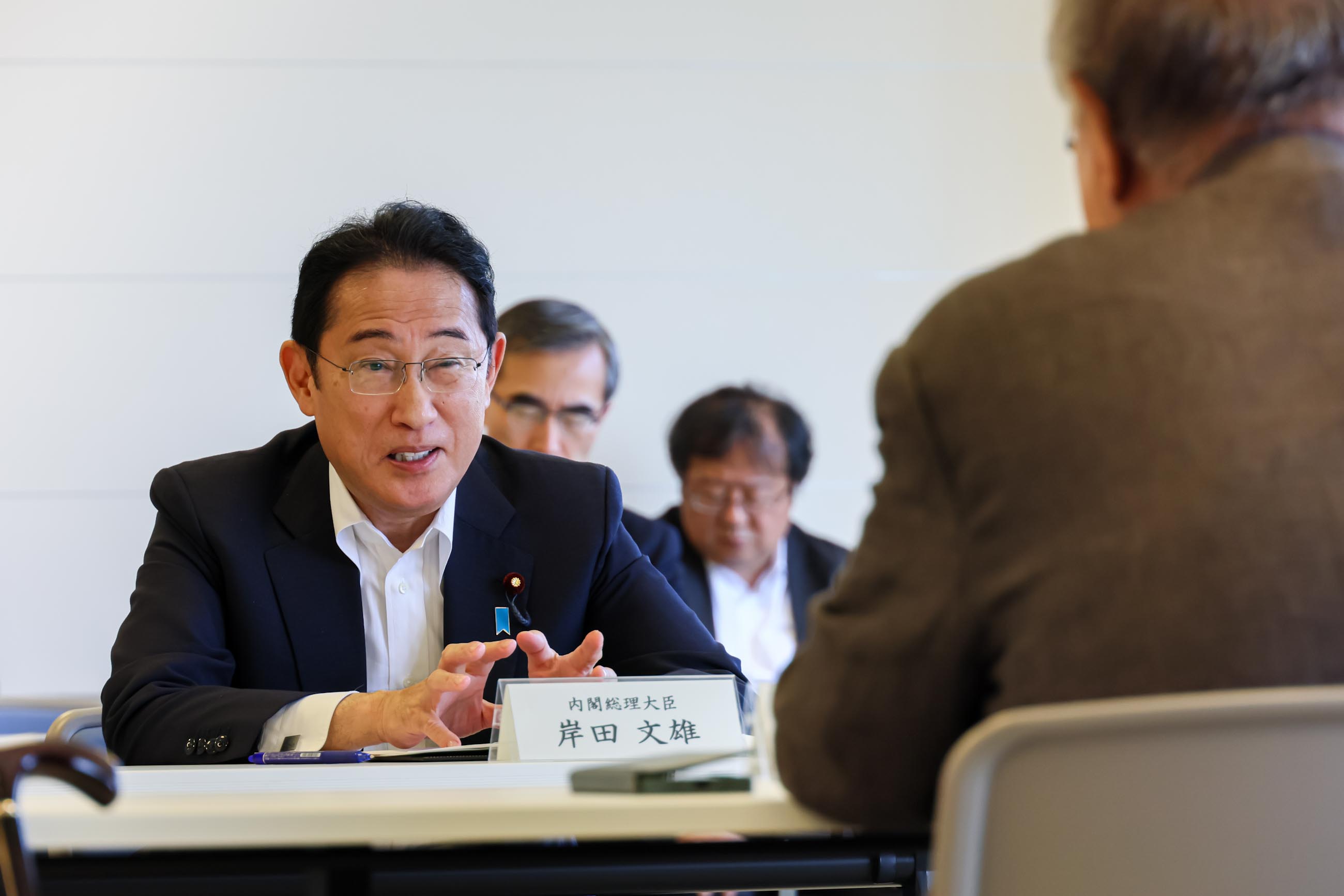 Prime Minister Kishida exchanging views with Mr. Tetsu Nozaki, Chairperson of the Fukushima Prefectural Federation of Fisheries Cooperative Associations (3)