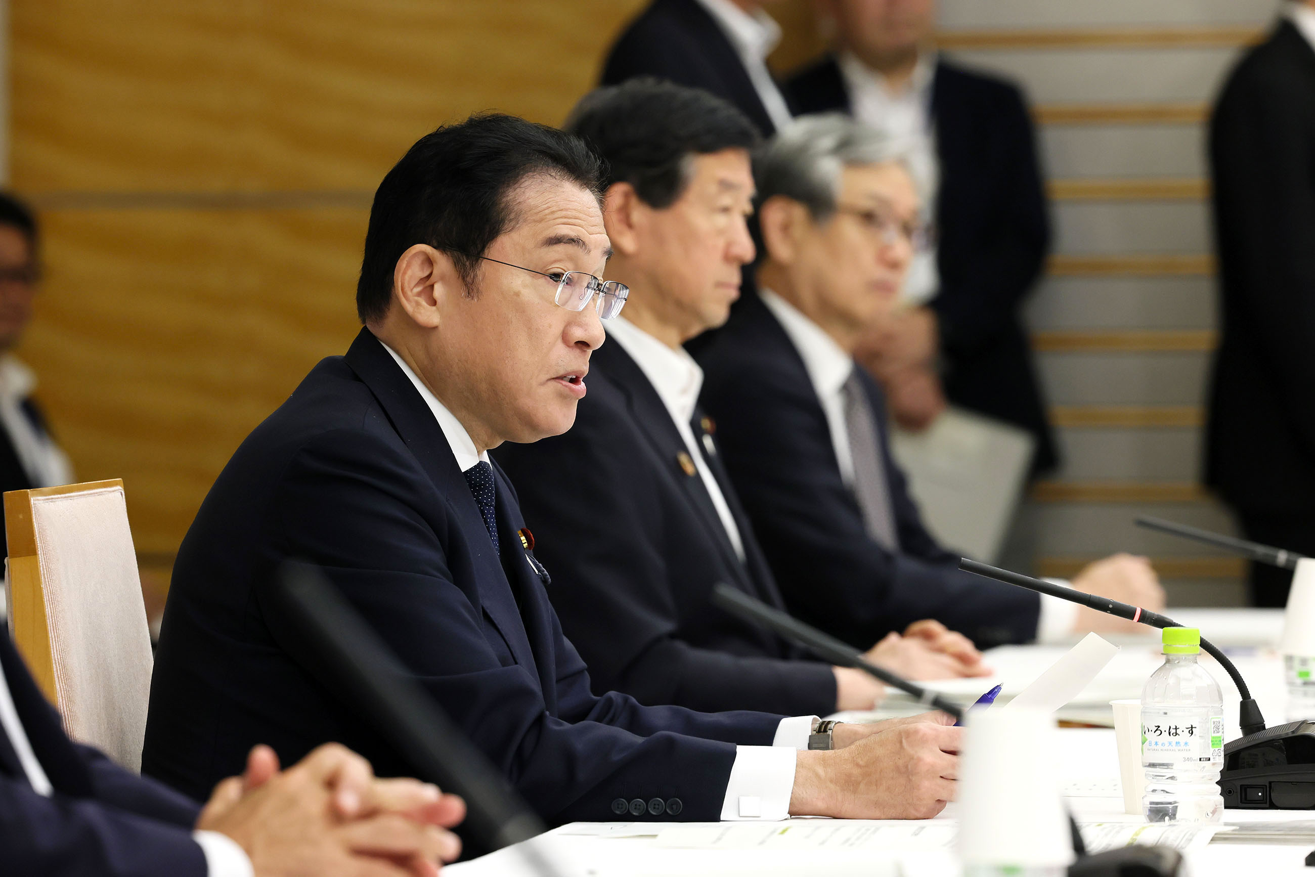 Prime Minister Kishida wrapping up a meeting (2)