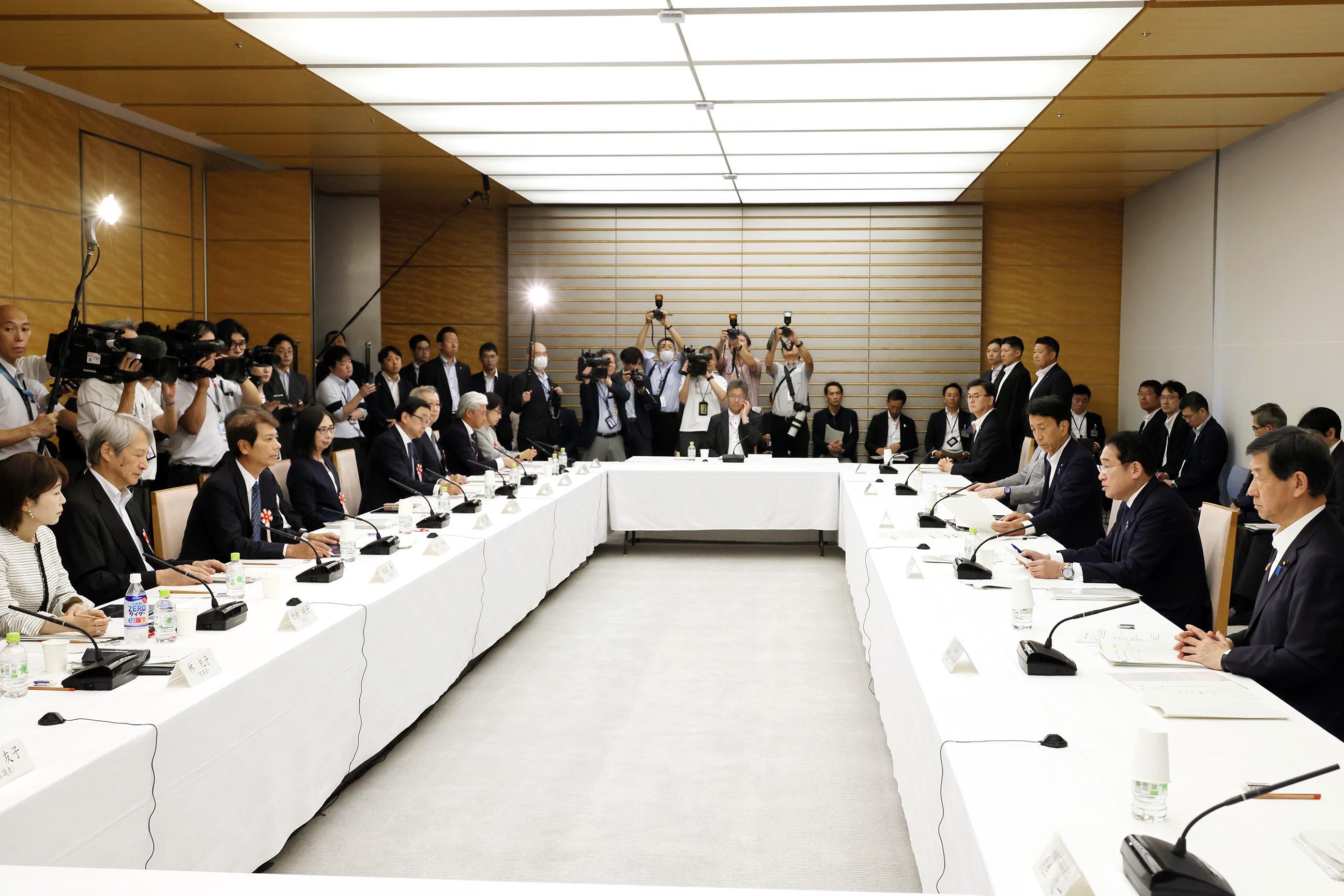 Prime Minister Kishida wrapping up a meeting (3)