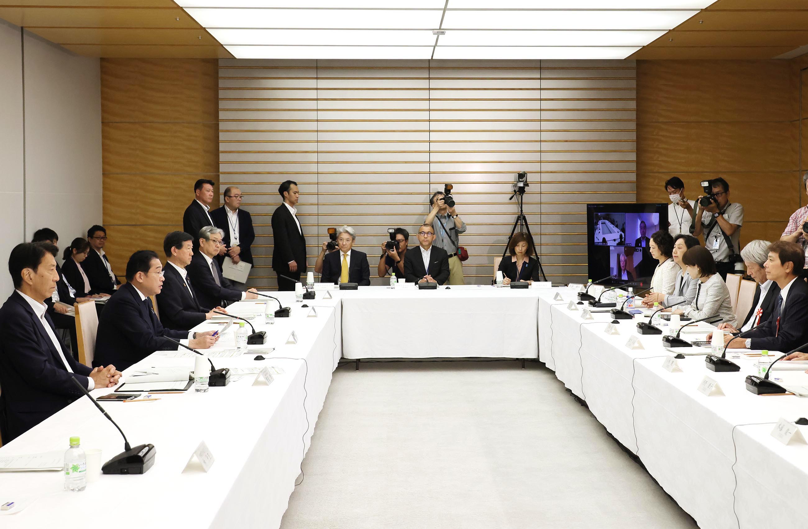 Prime Minister Kishida wrapping up a meeting (4)