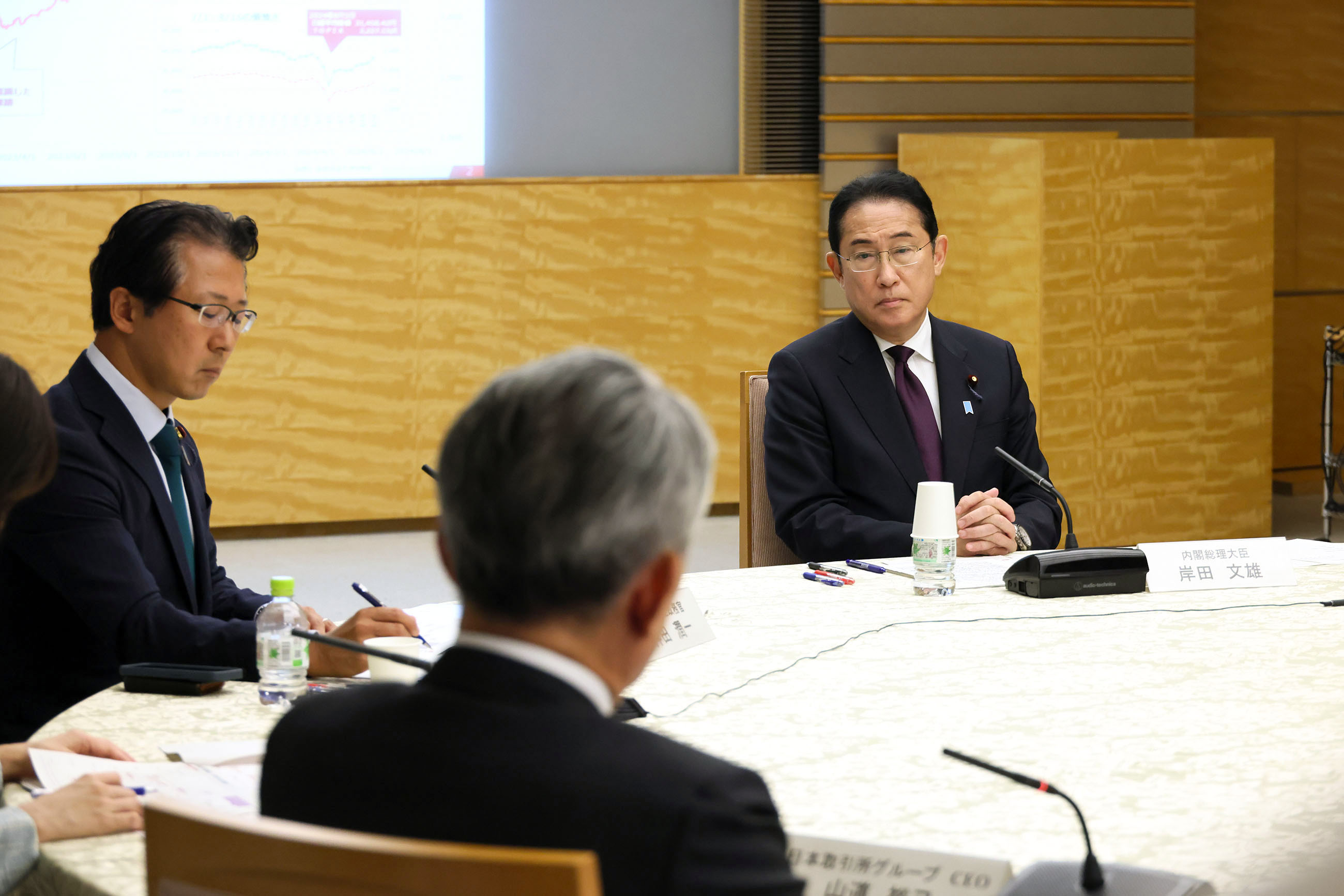 Prime Minister Kishida listening to participants (1)