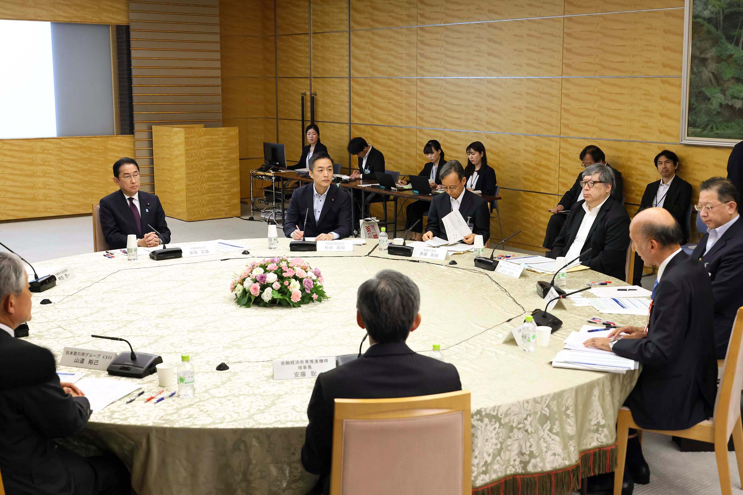 Prime Minister Kishida listening to participants (2)