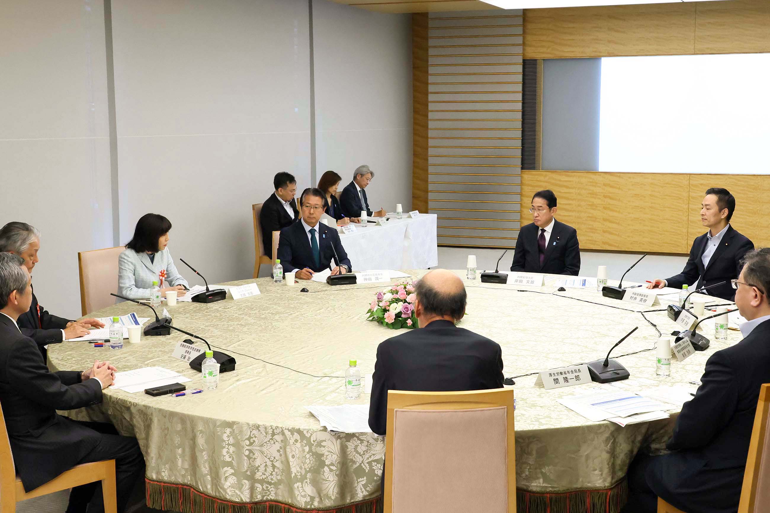 Prime Minister Kishida listening to participants (3)