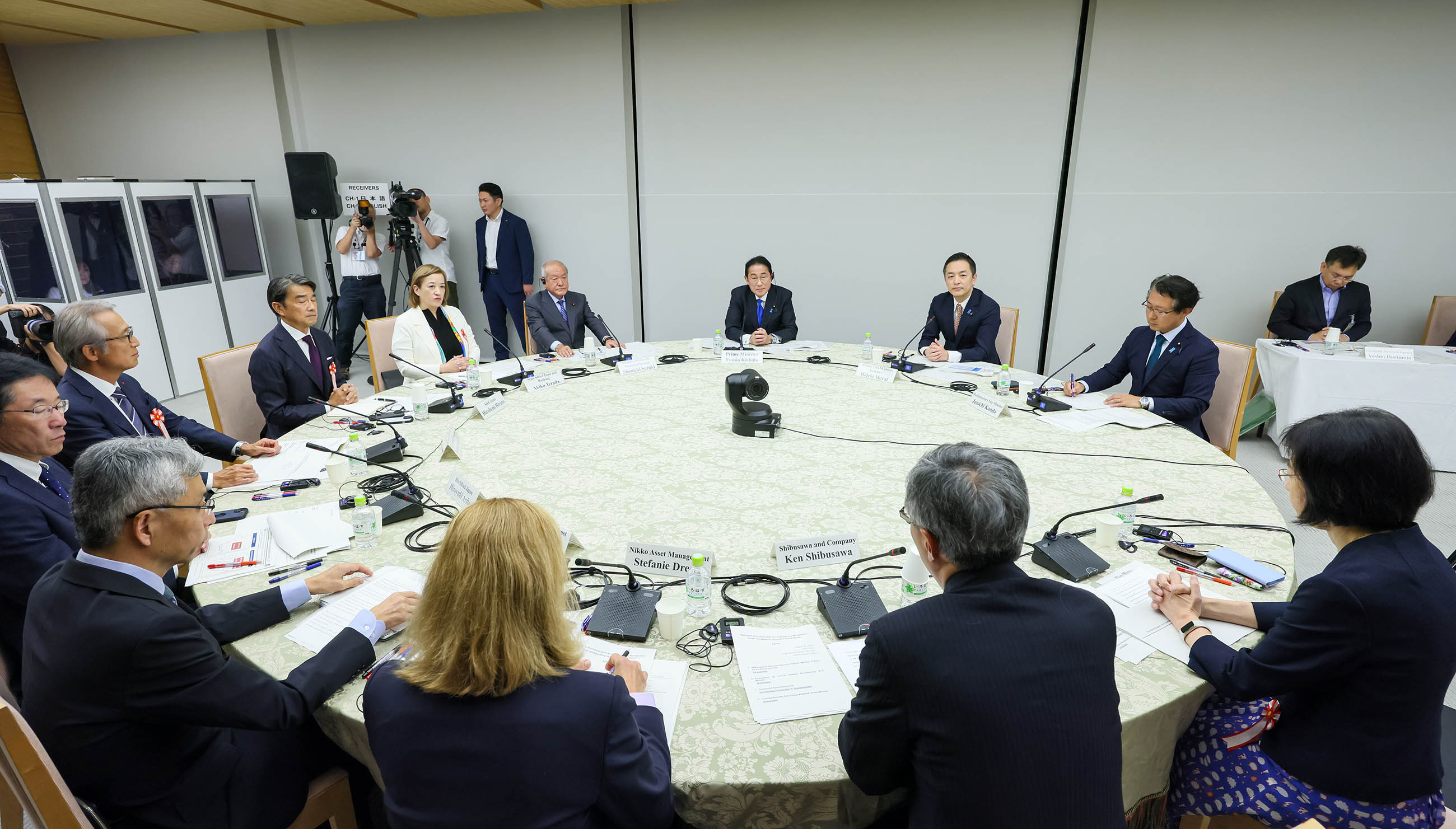 Prime Minister Kishida listening to participants (1)