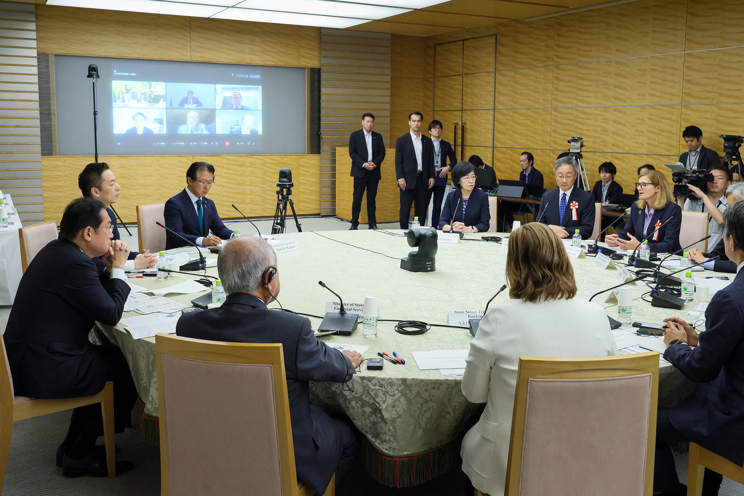 Prime Minister Kishida listening to participants (2)