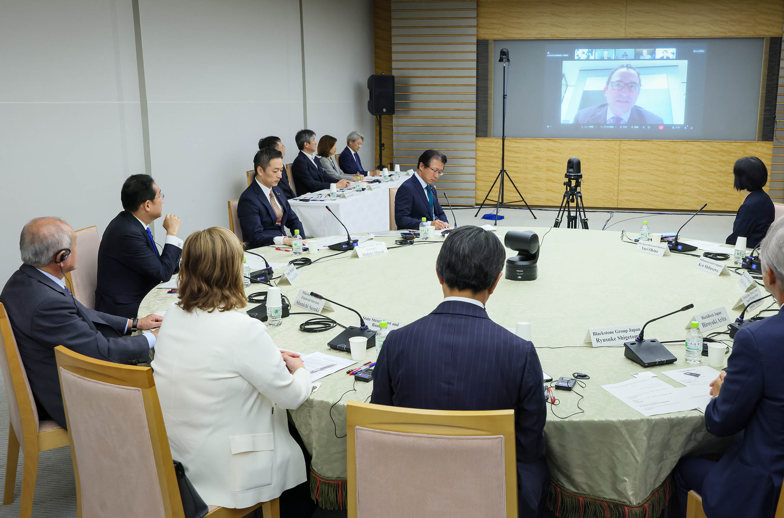 Prime Minister Kishida listening to participants (3)