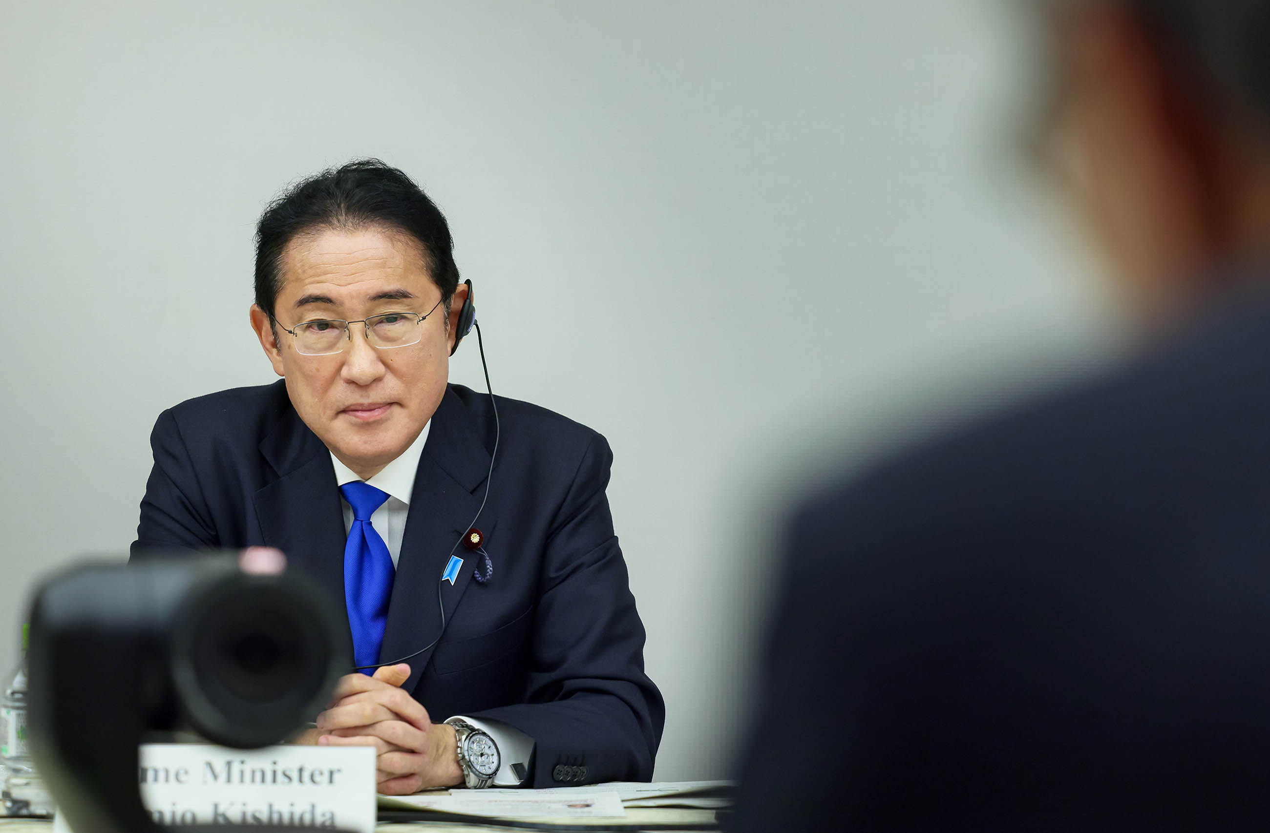 Prime Minister Kishida listening to participants (4)