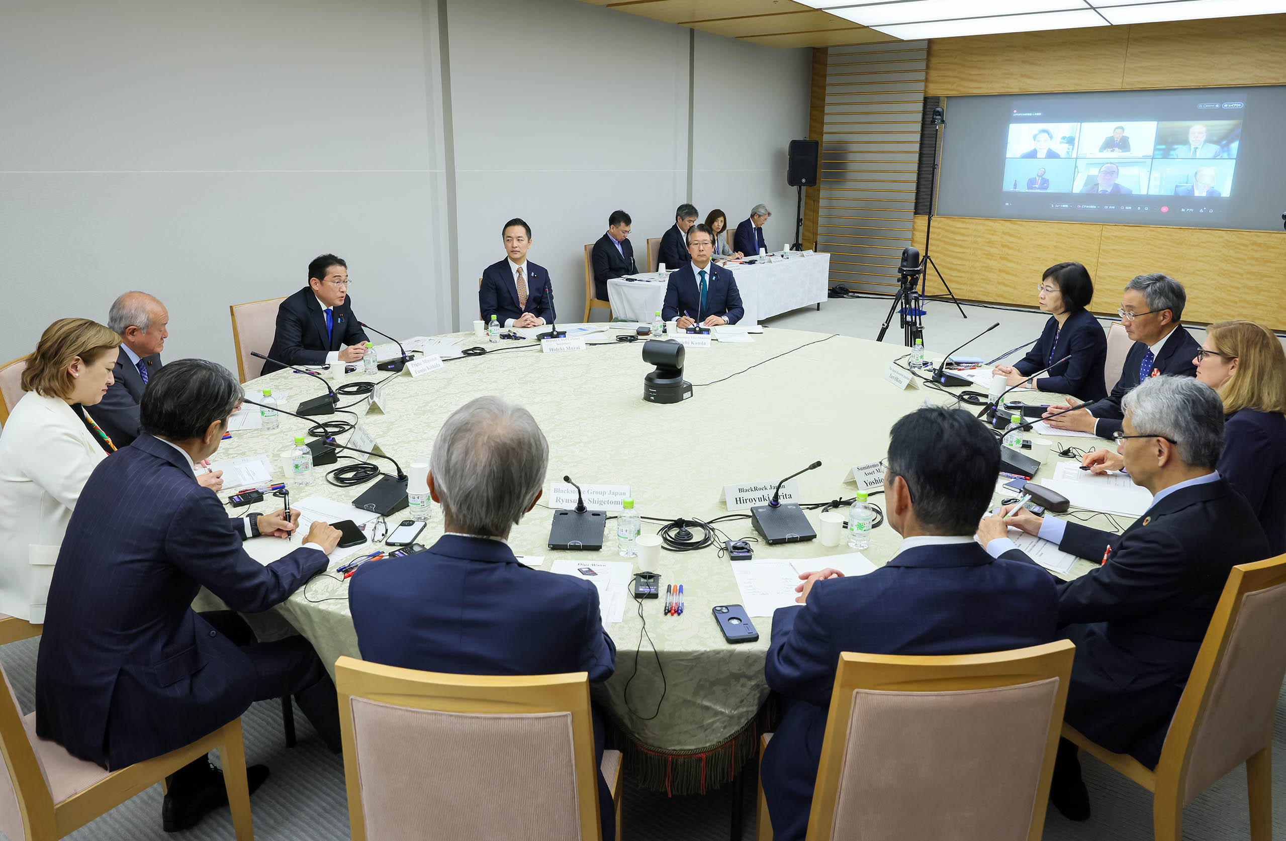 Prime Minister Kishida wrapping up a meeting (3)