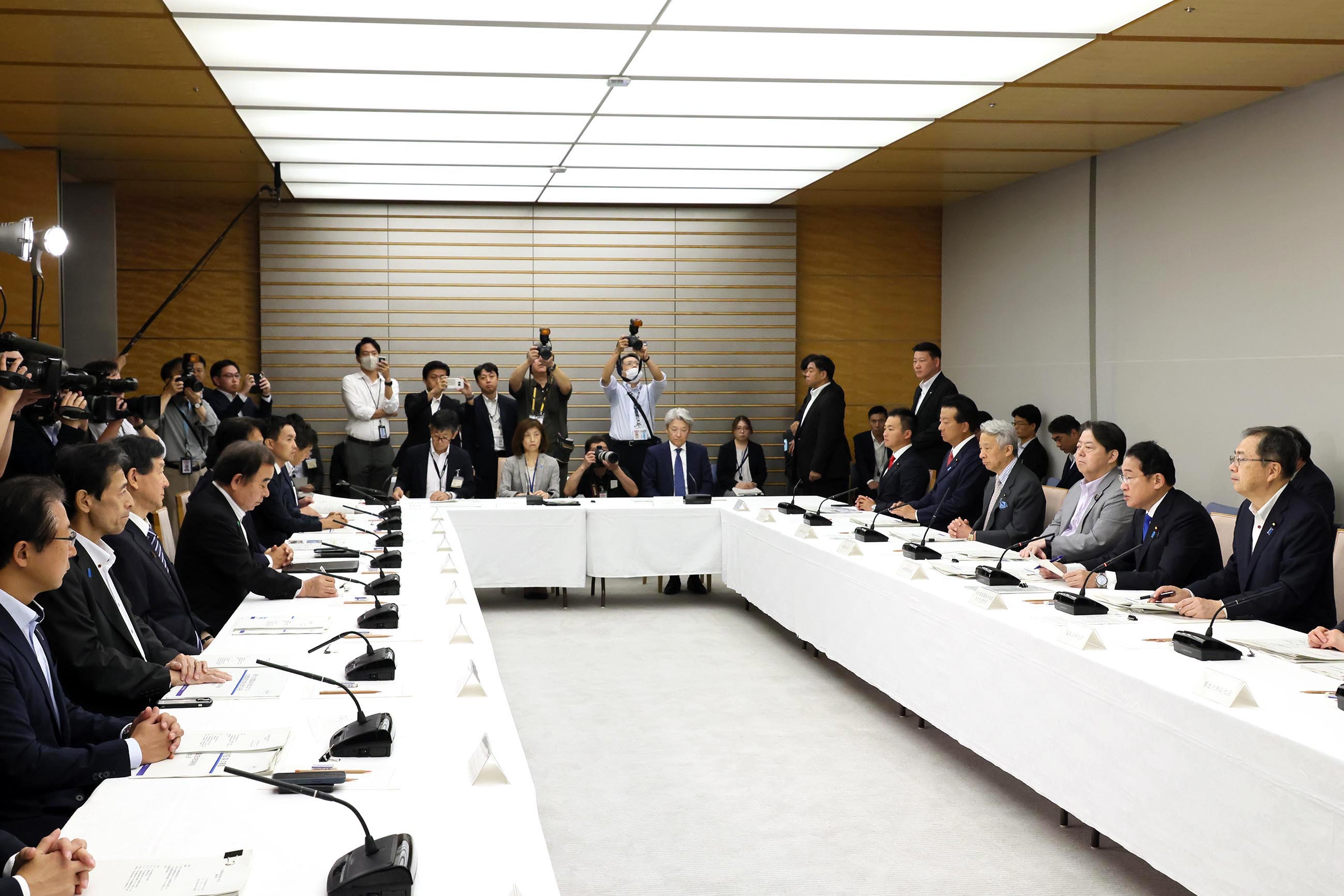 Prime Minister Kishida wrapping up a meeting (3)