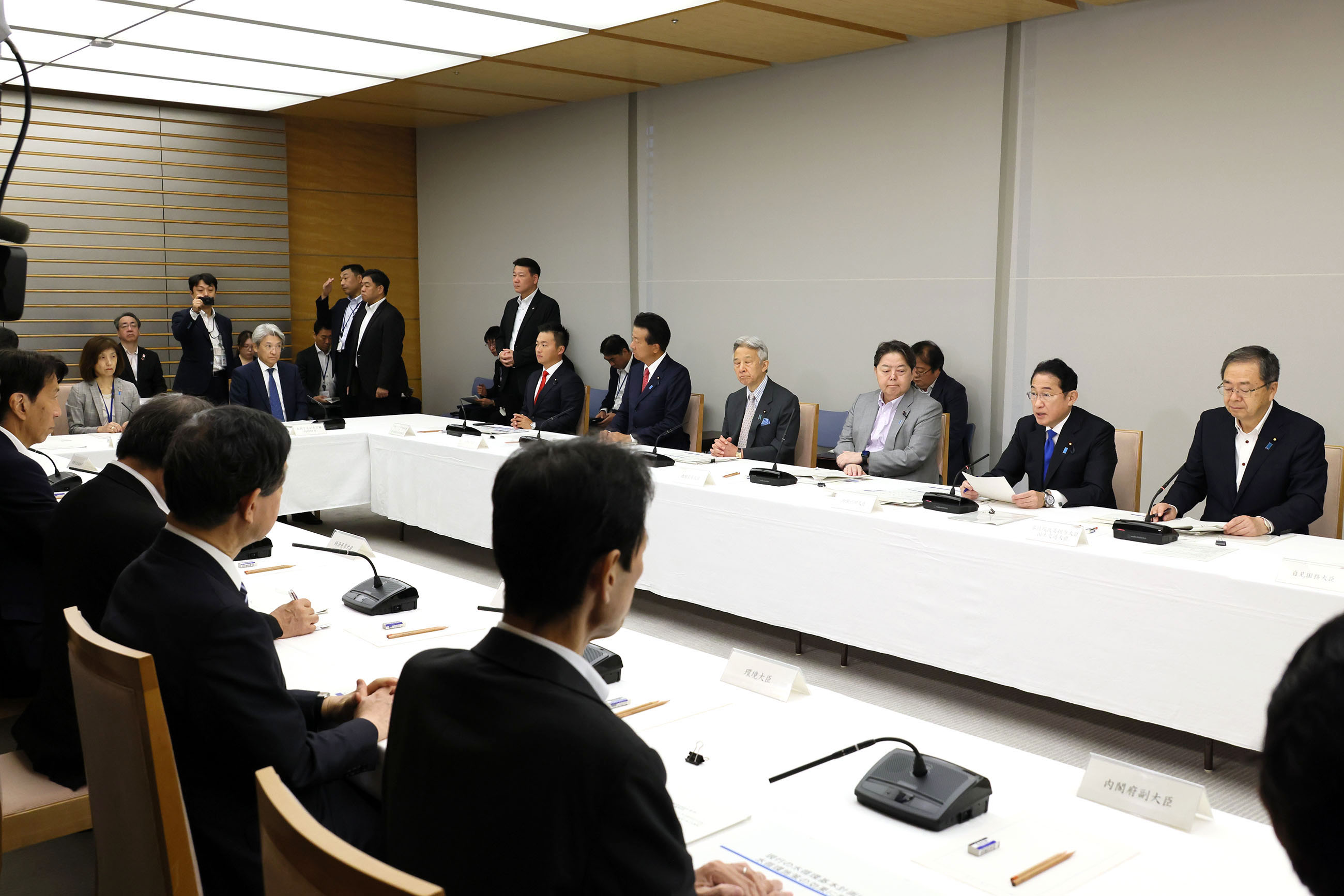 Prime Minister Kishida wrapping up a meeting (4)