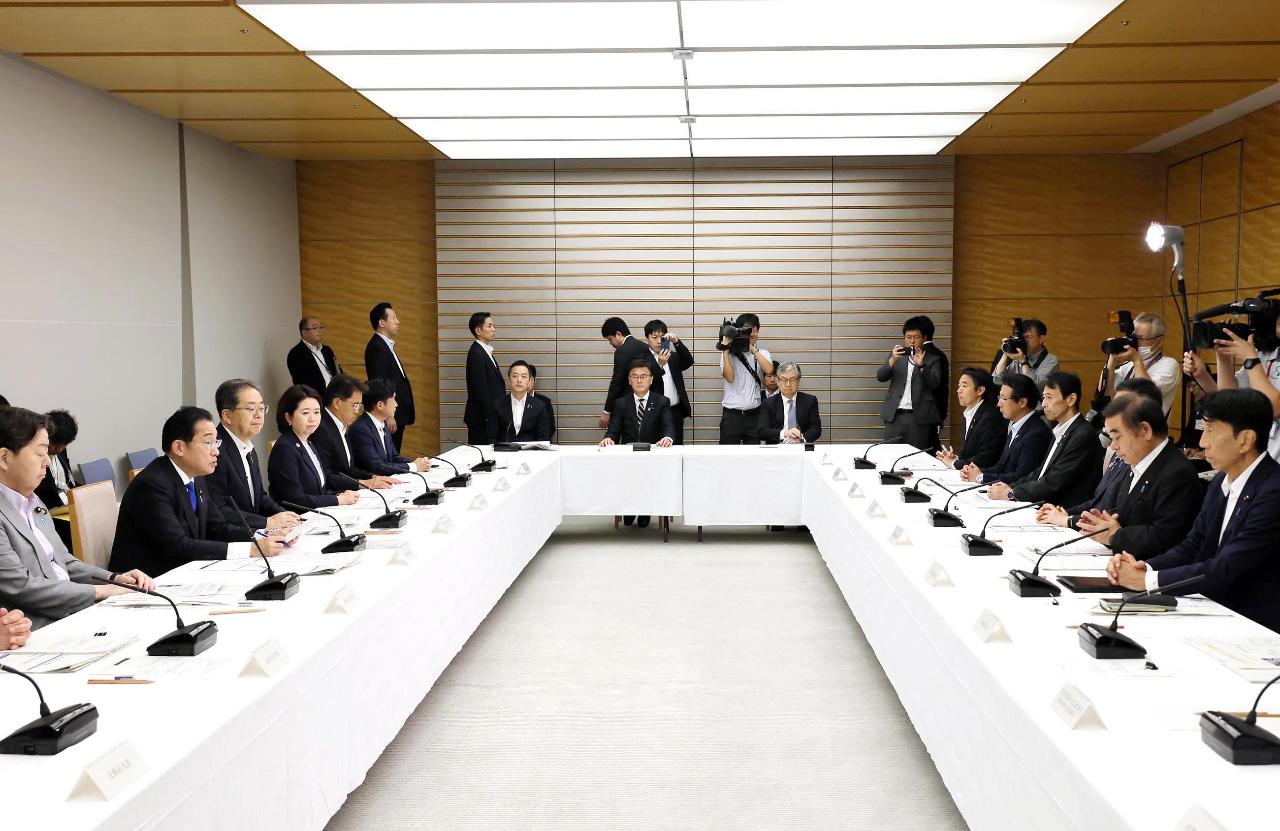 Prime Minister Kishida wrapping up a meeting (5)