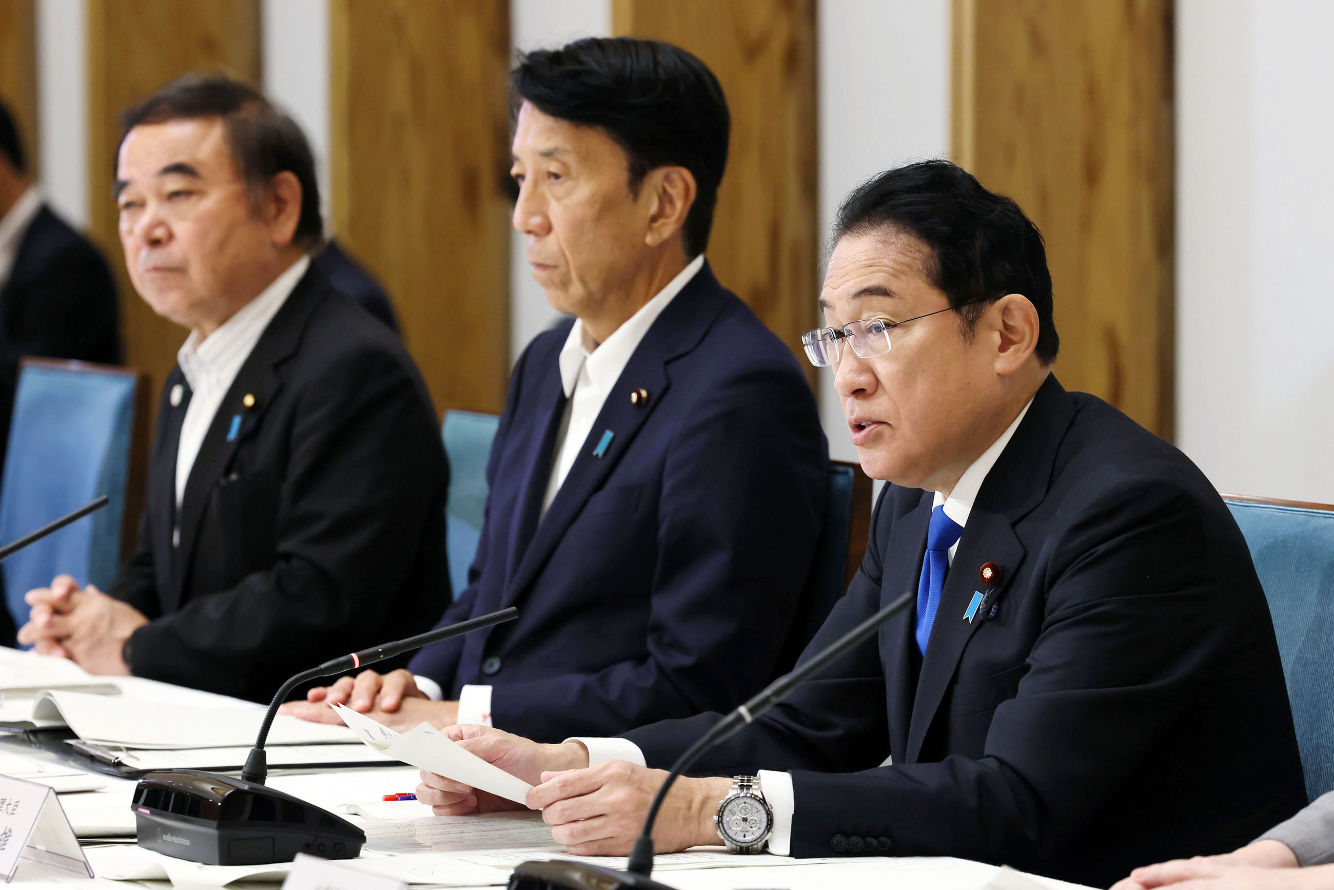 Prime Minister Kishida wrapping up a meeting (1)