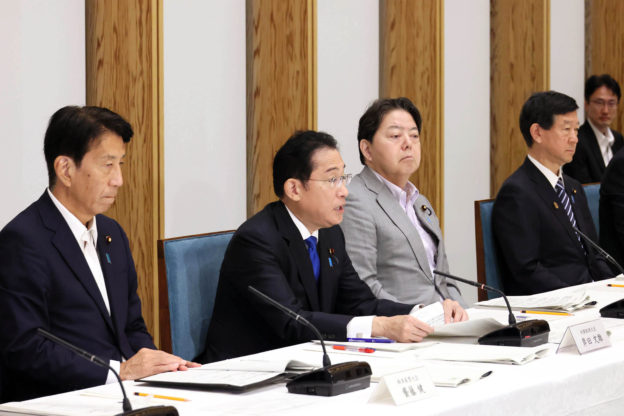 Prime Minister Kishida wrapping up a meeting (2)