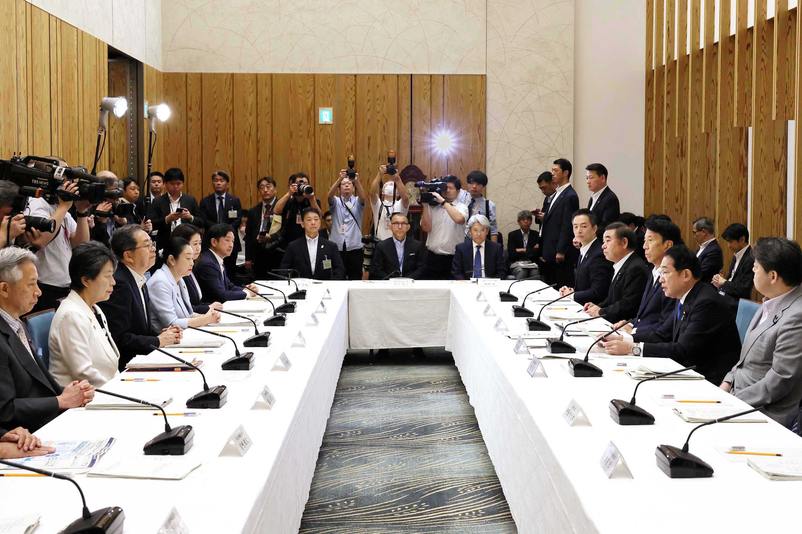 Prime Minister Kishida wrapping up a meeting (3)