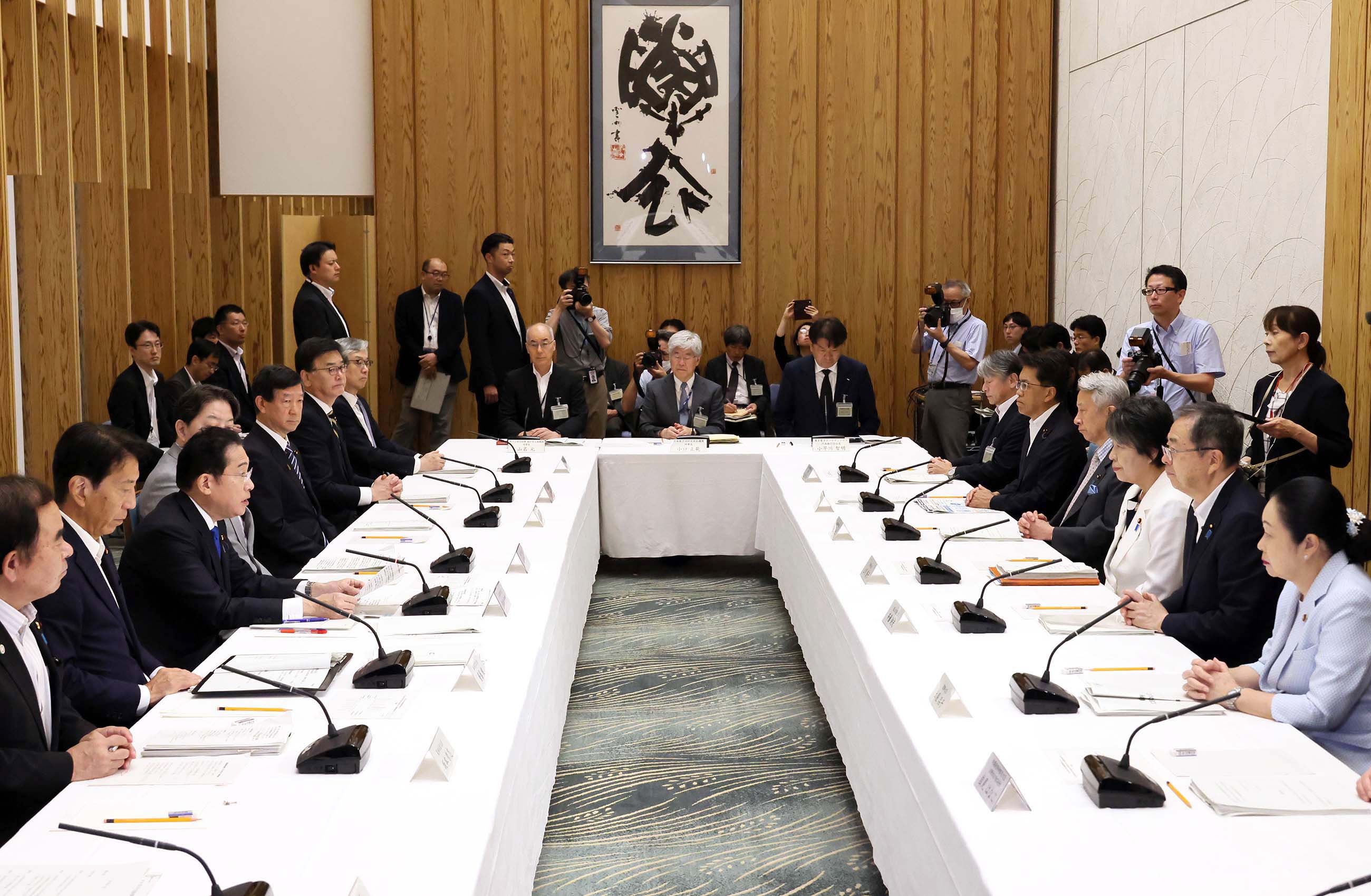 Prime Minister Kishida wrapping up a meeting (4)