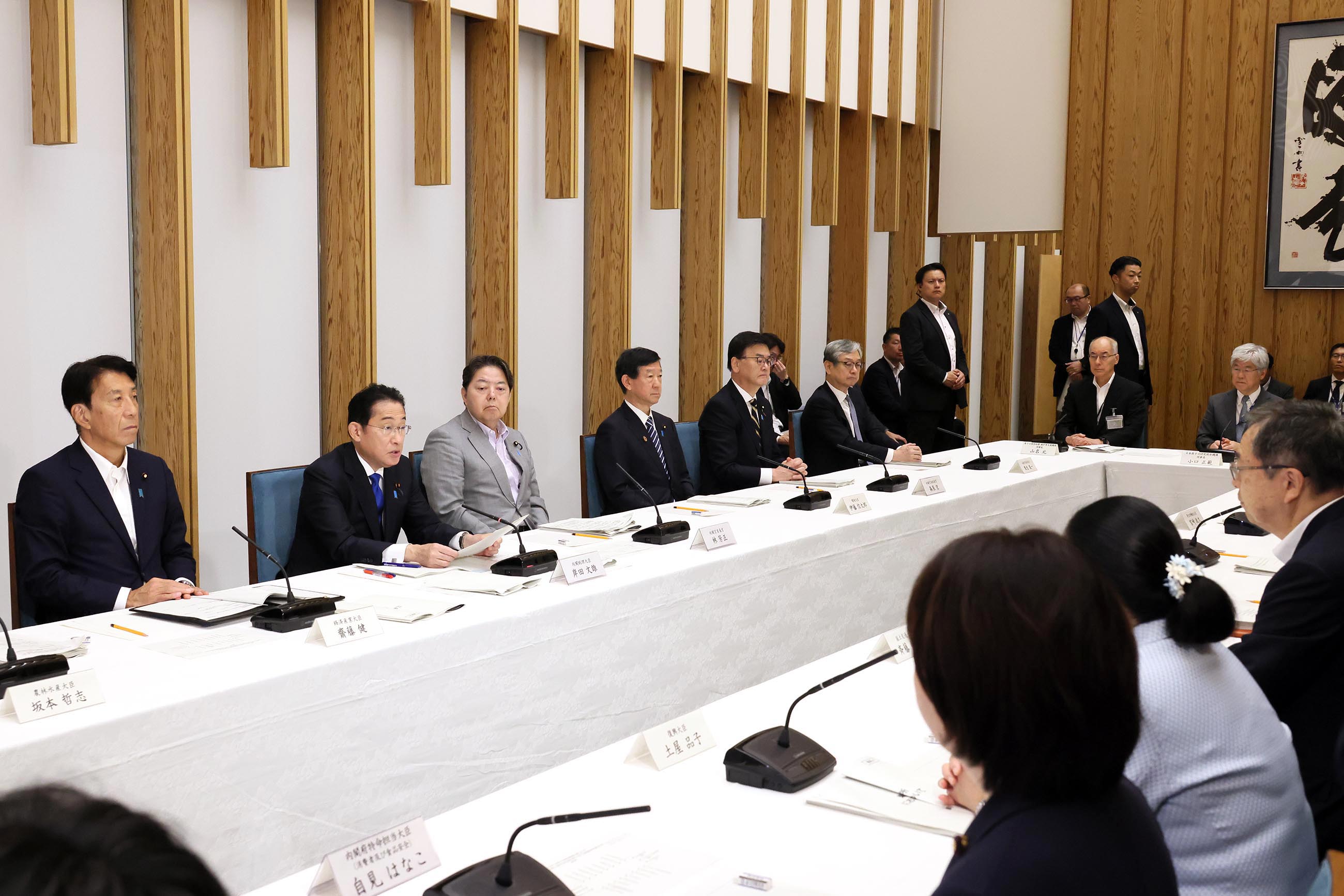 Prime Minister Kishida wrapping up a meeting (5)