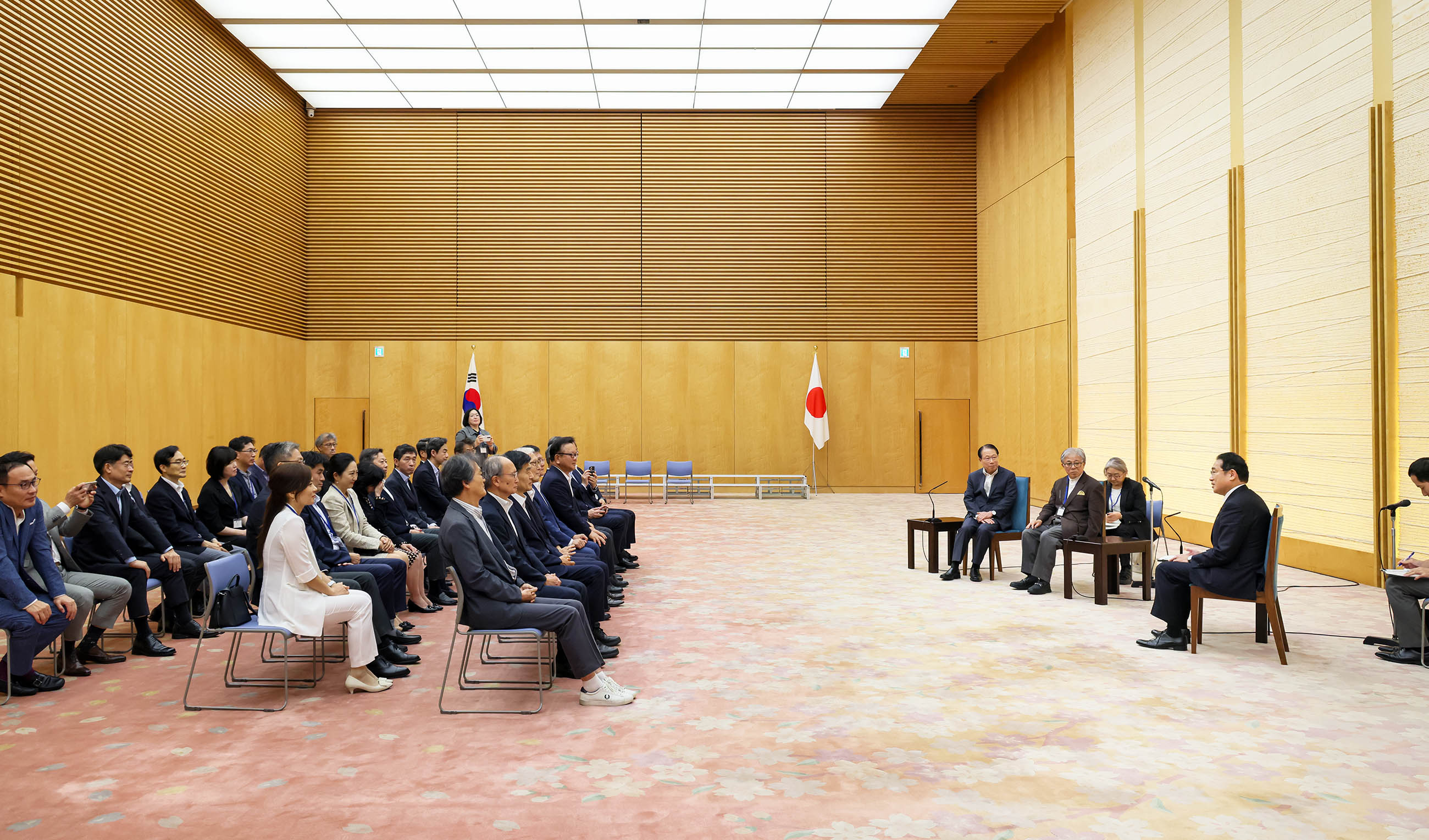 Prime Minister Kishida receiving a courtesy call (4)