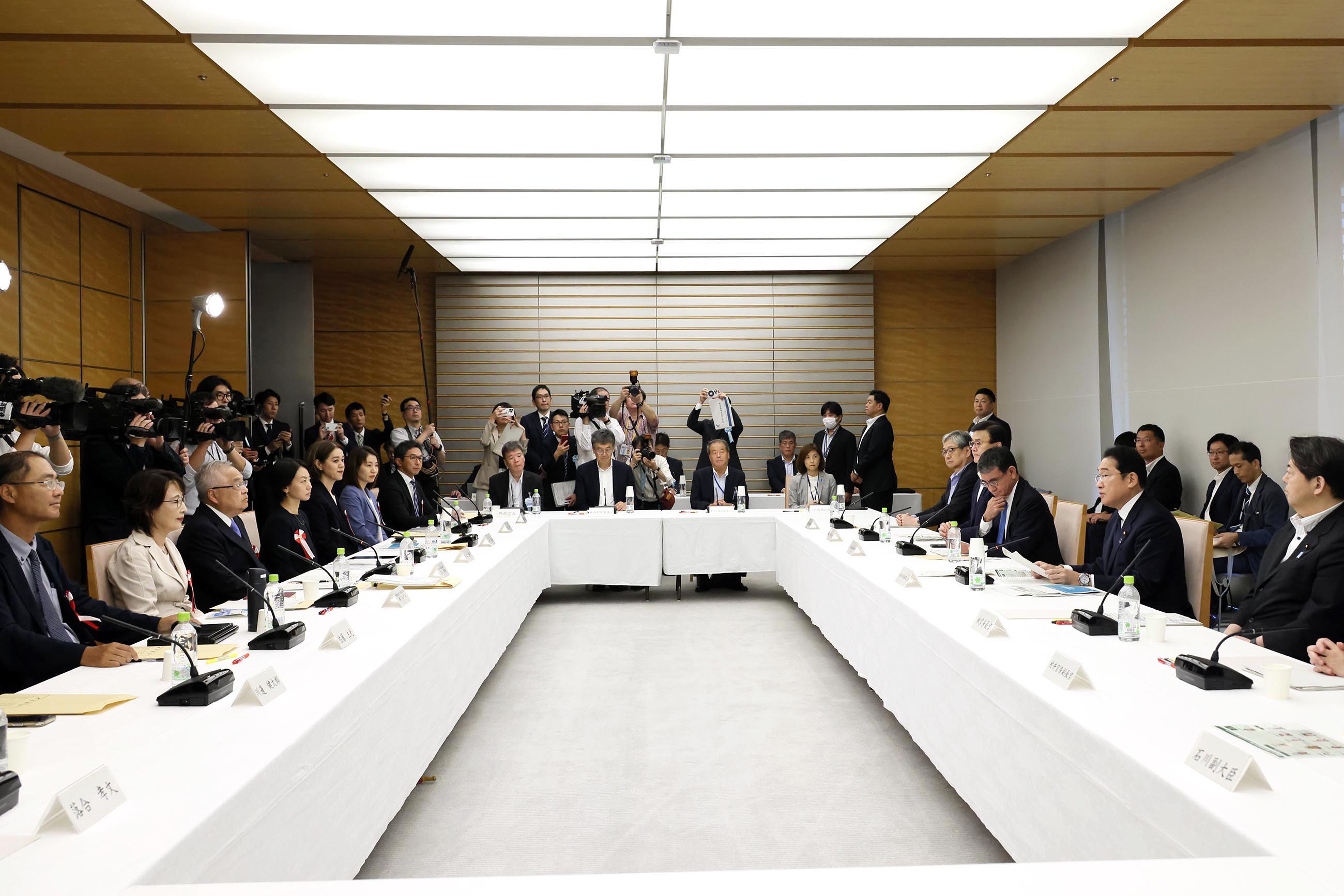 Prime Minister Kishida wrapping up a meeting (3)