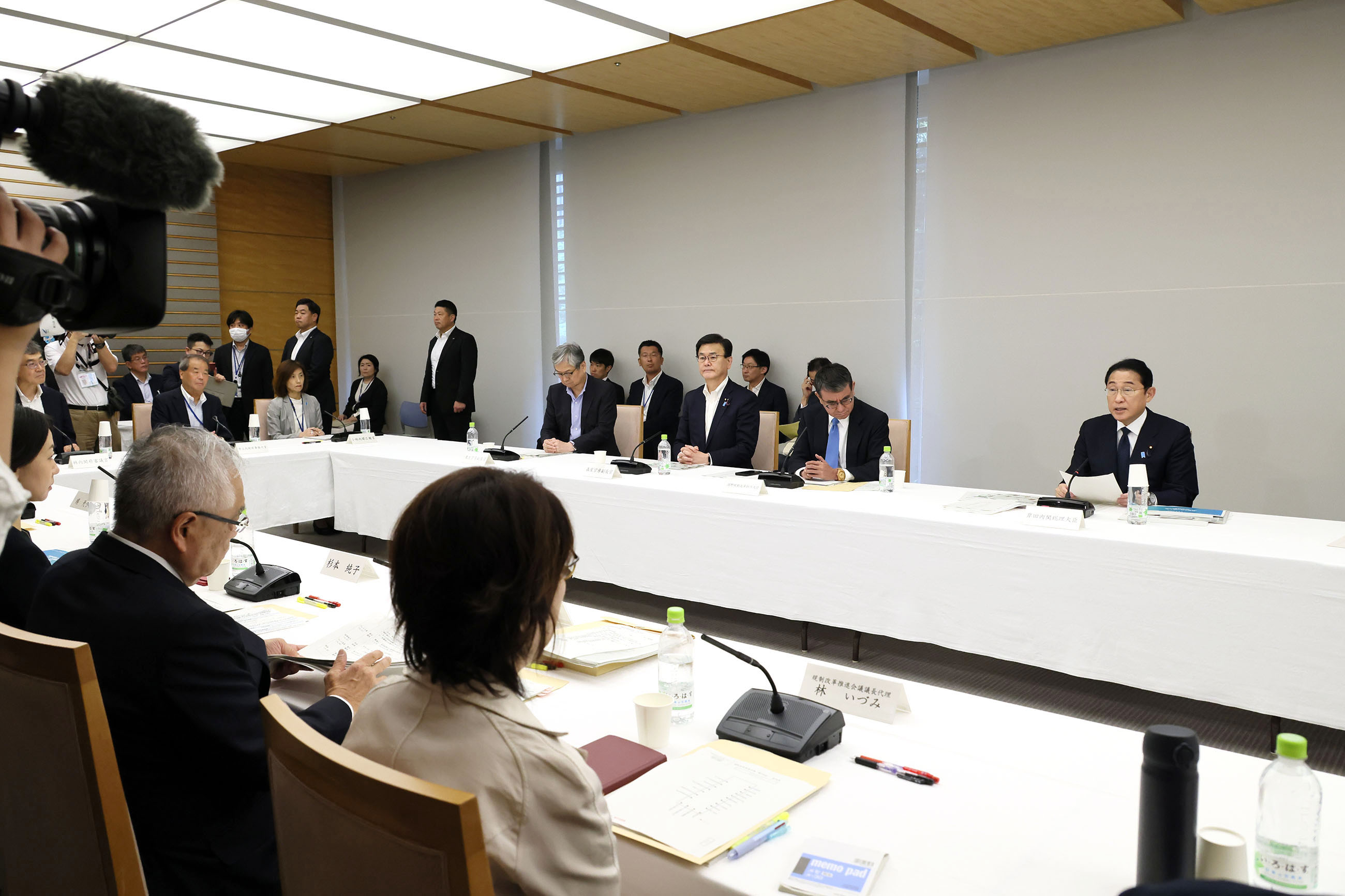 Prime Minister Kishida wrapping up a meeting (4)