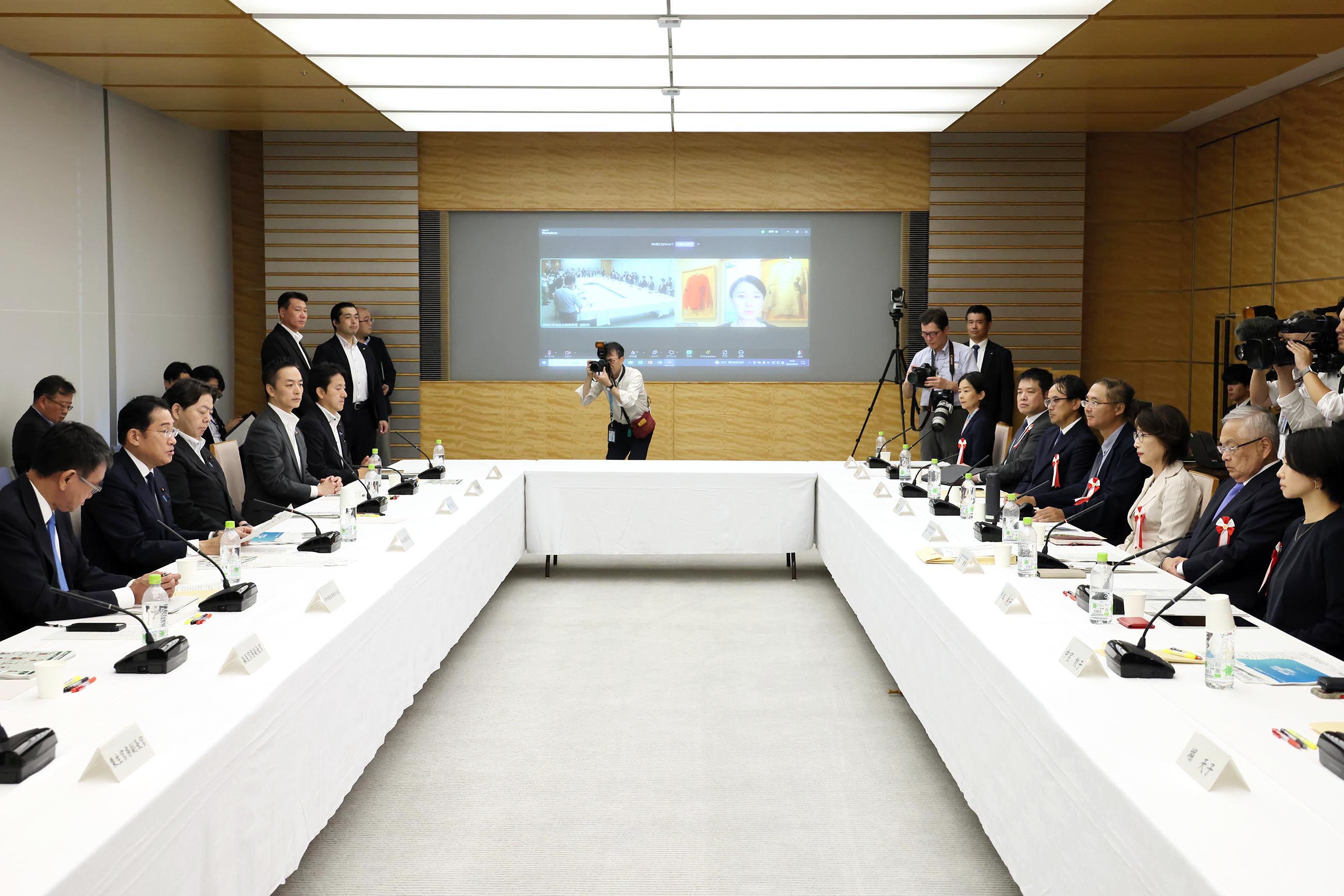 Prime Minister Kishida wrapping up a meeting (5)