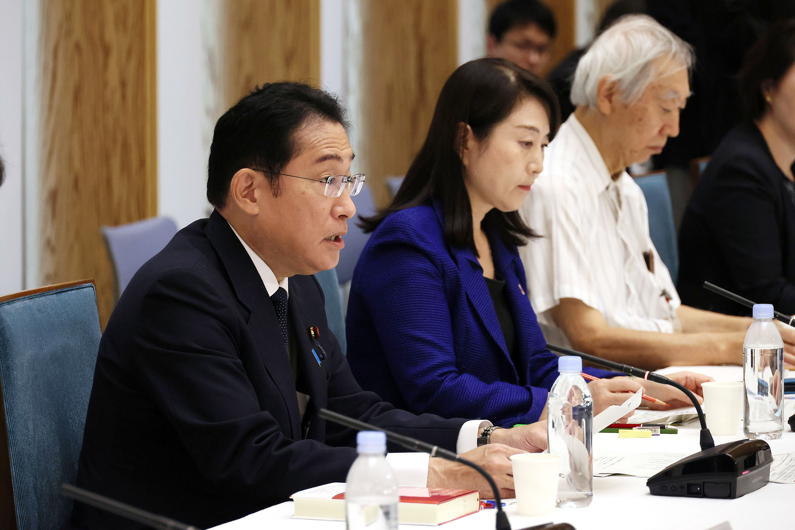 Prime Minister Kishida wrapping up a meeting (1)