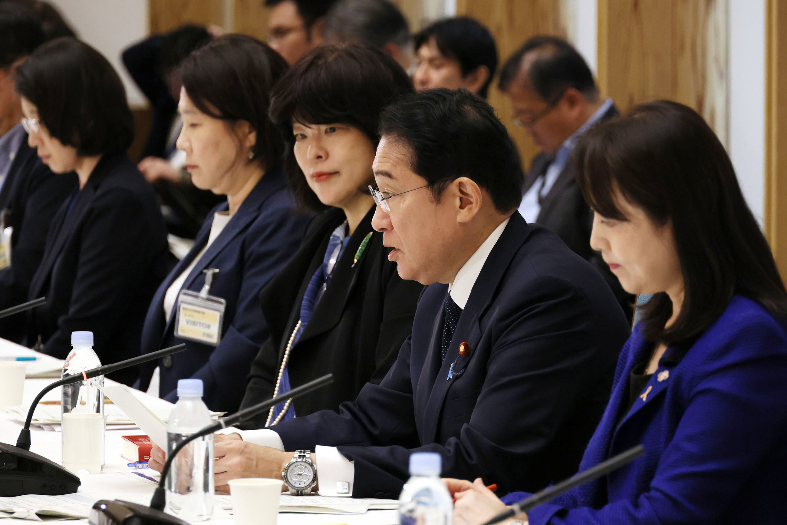 Prime Minister Kishida wrapping up a meeting (2)