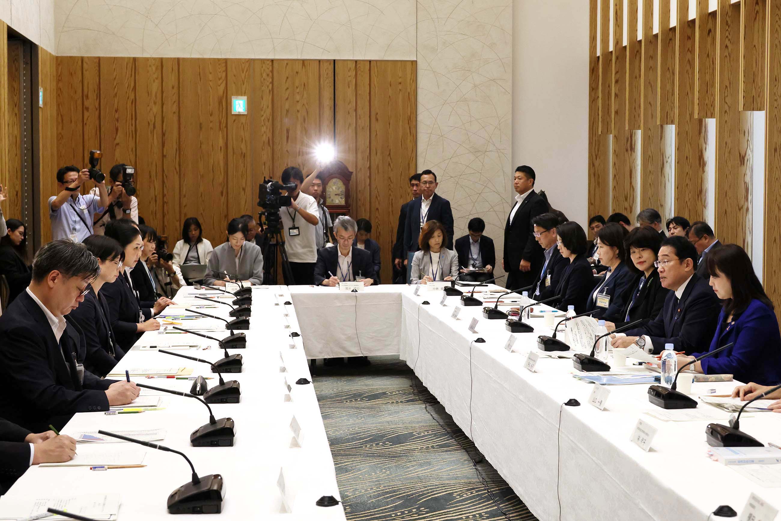 Prime Minister Kishida wrapping up a meeting (3)