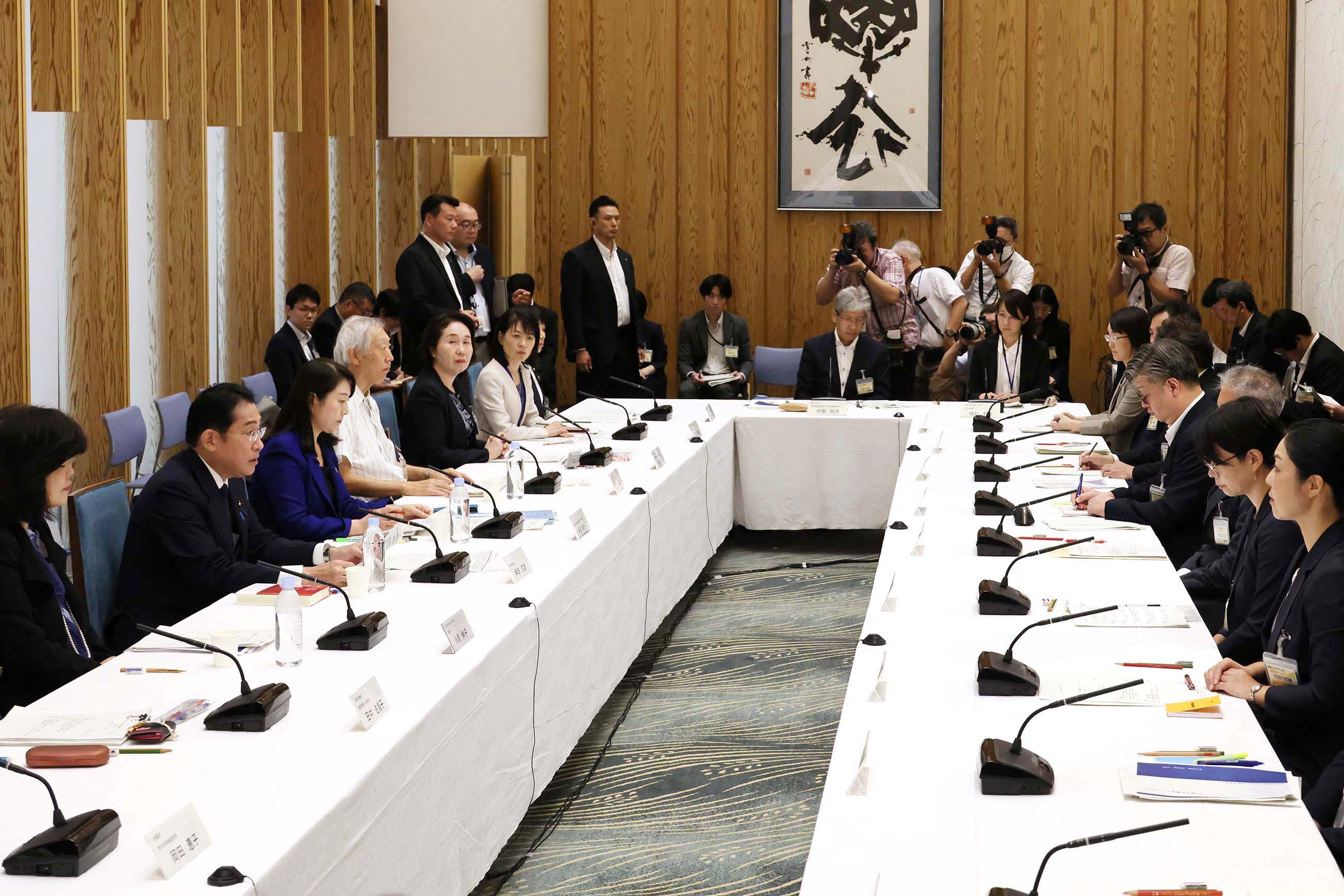 Prime Minister Kishida wrapping up a meeting (4)