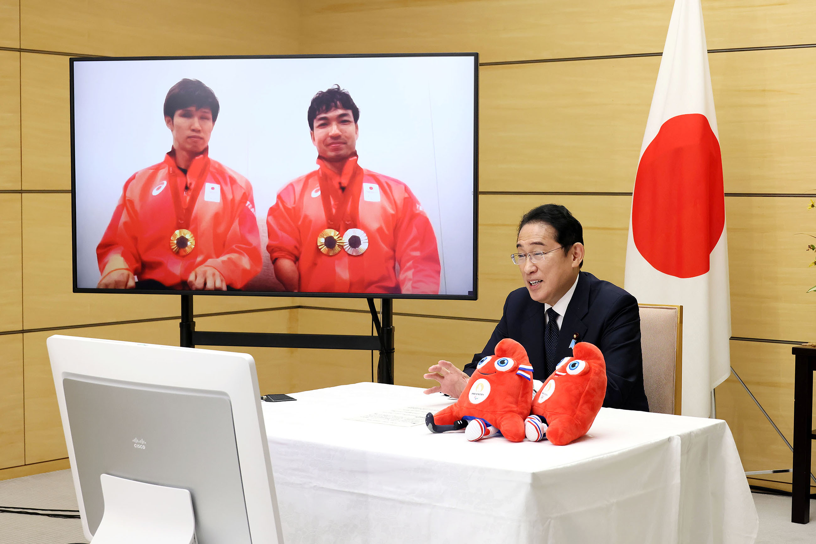 Congratulatory Phone Call to Paralympic Swimmers Mr. SUZUKI Takayuki and Mr. KIMURA Keiichi