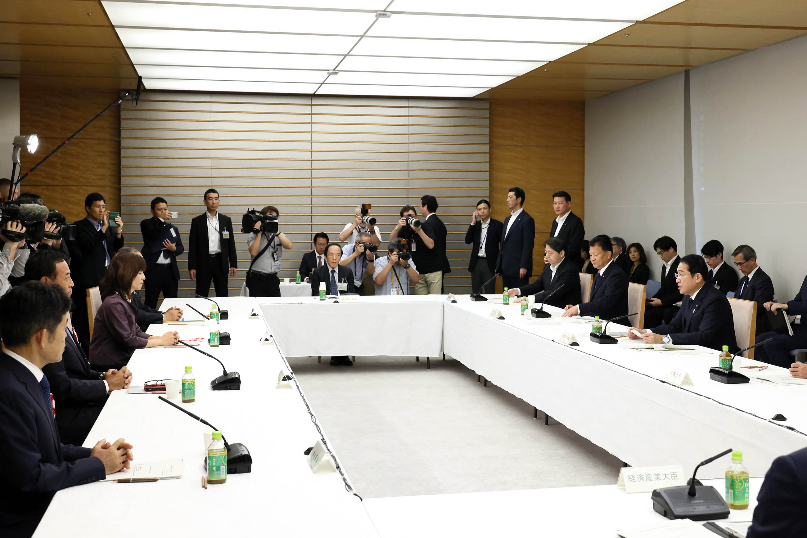 Prime Minister Kishida wrapping up a meeting (2)