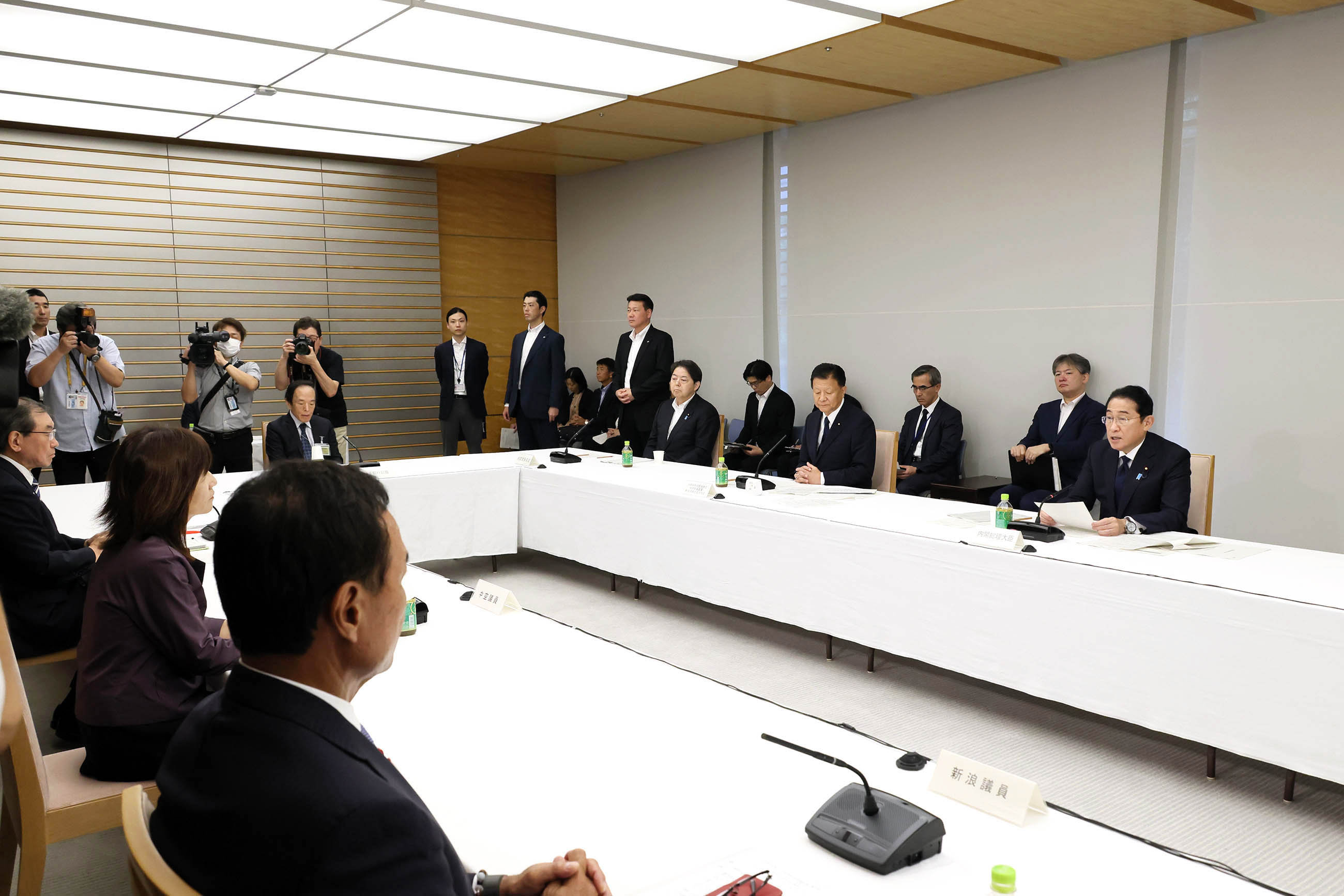 Prime Minister Kishida wrapping up a meeting (3)