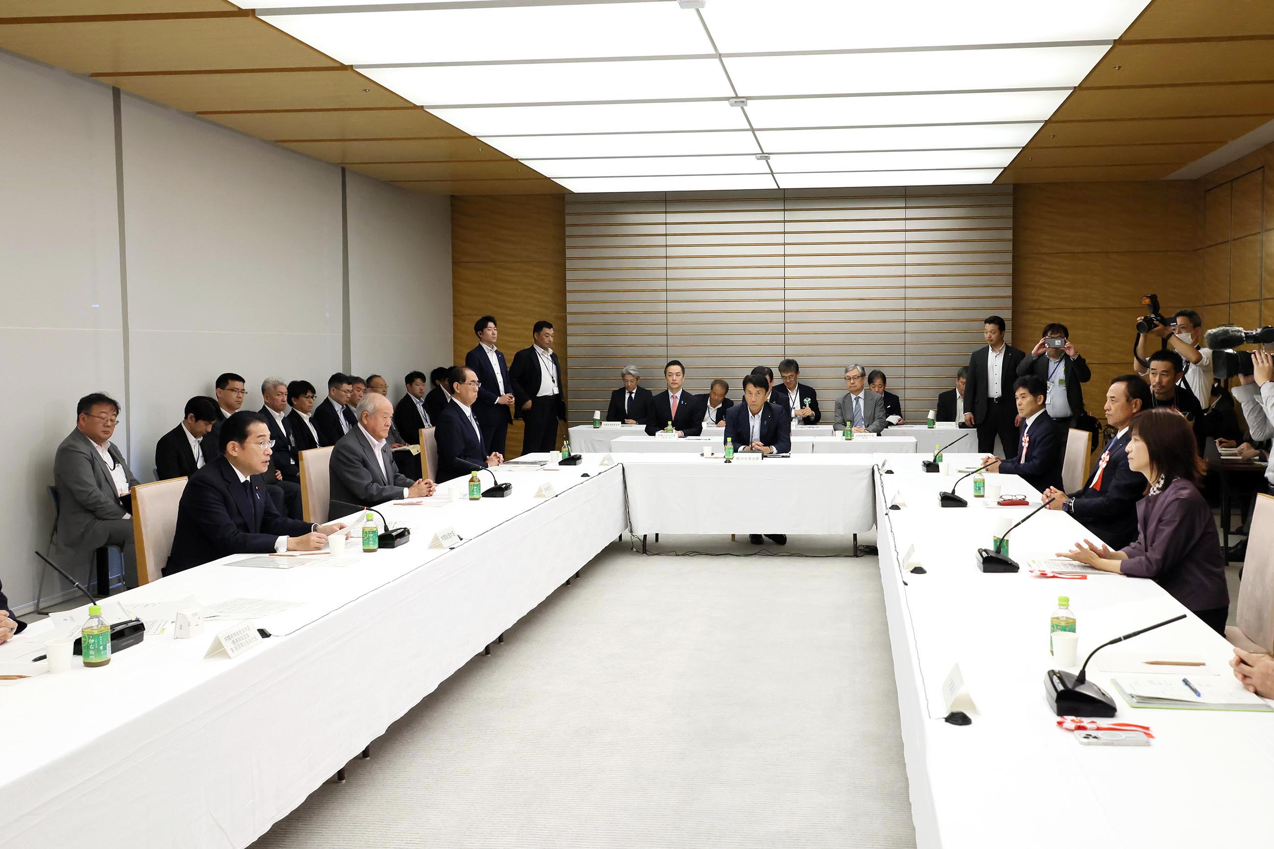 Prime Minister Kishida wrapping up a meeting (4)