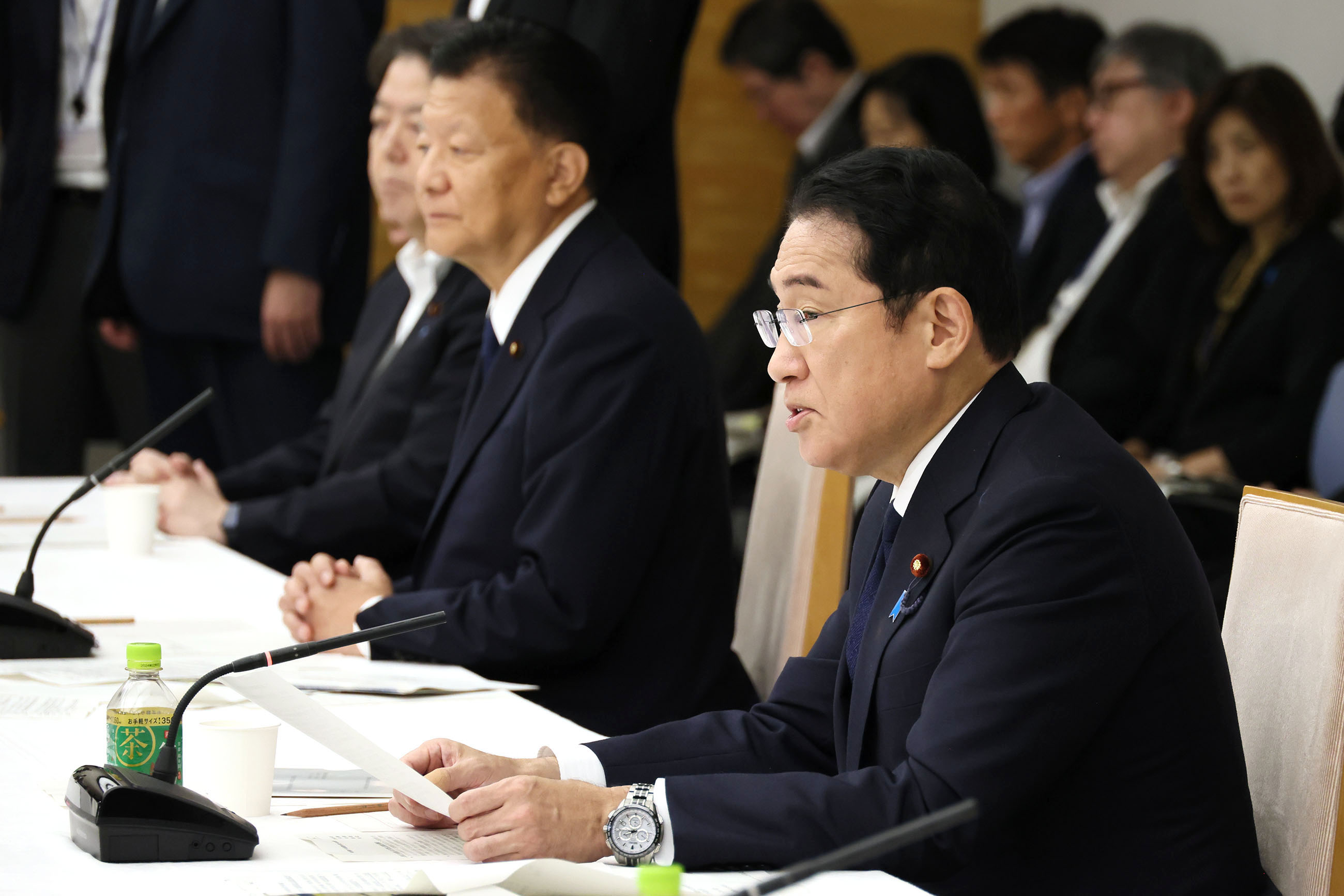 Prime Minister Kishida wrapping up a meeting (5)